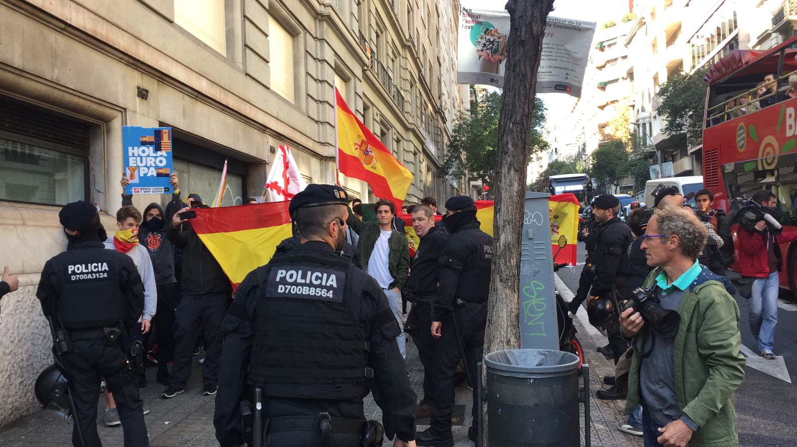 Tensión entre manis unionistas y antifascistas en Sarrià