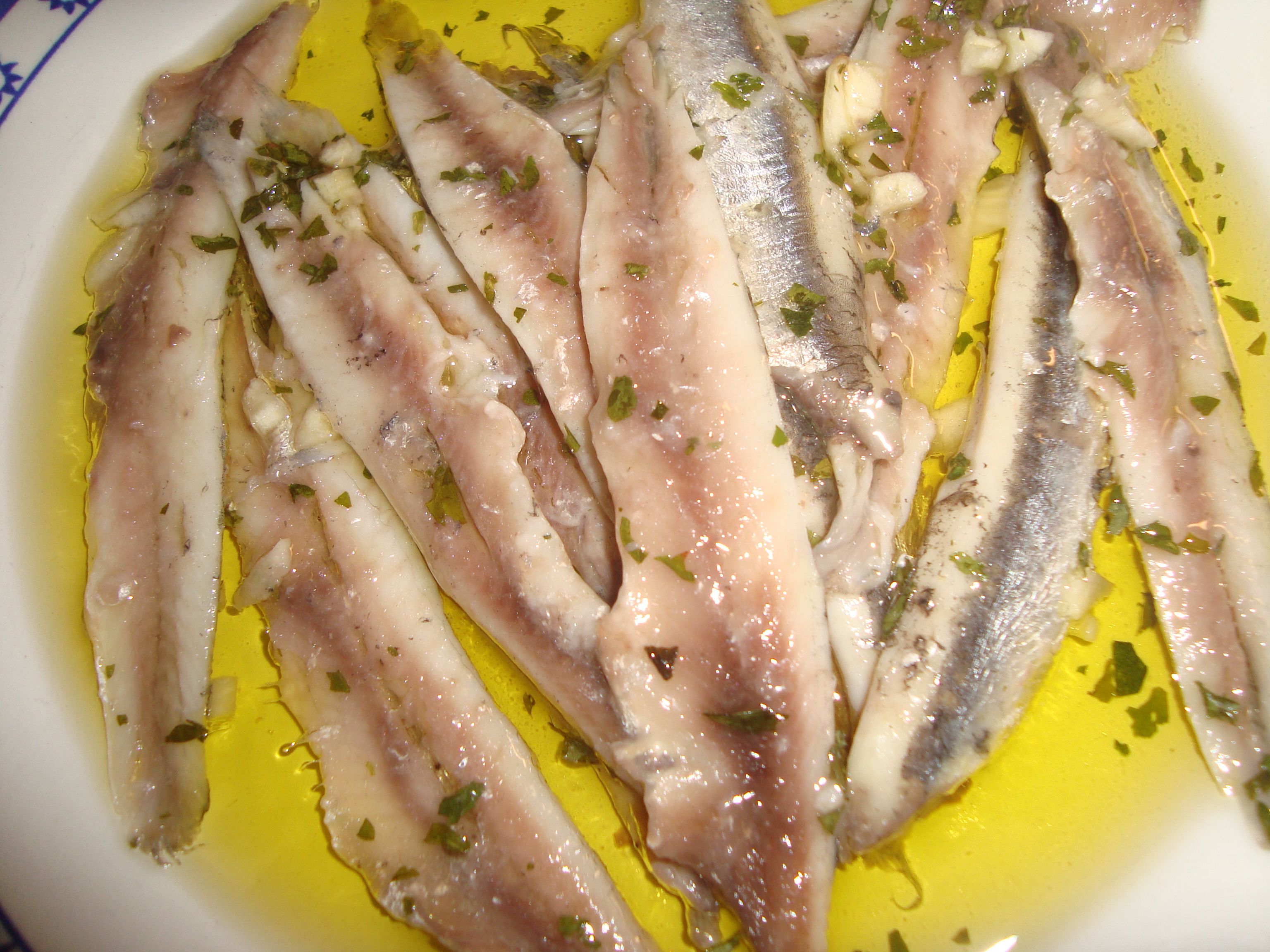 ¿Por qué es más seguro comer boquerones en vinagre que anchoas en aceite?