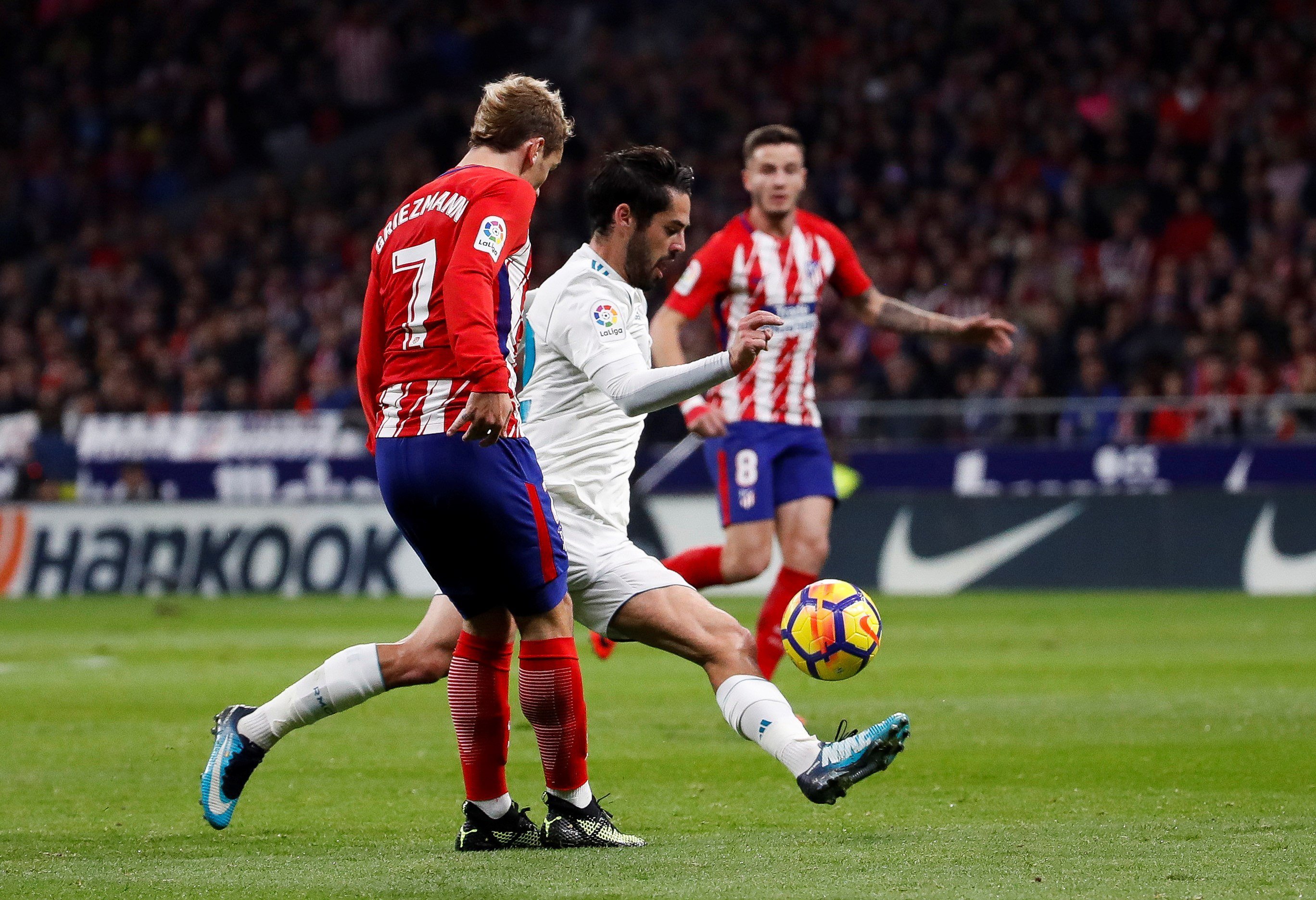 El Barça somriu amb l'empat del derbi