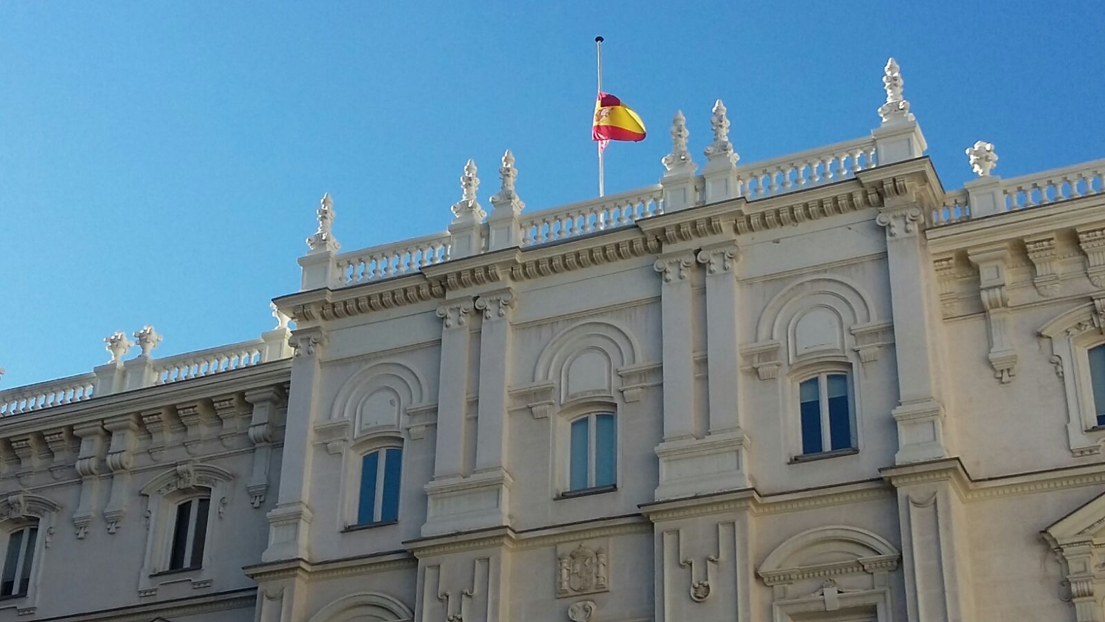 Nou hores de sala de vetlla i funeral nocturn per Maza