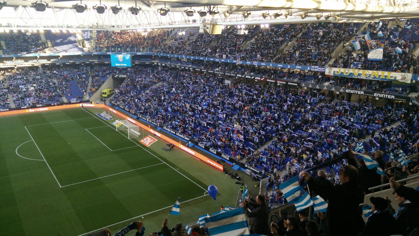 Una estelada provoca una baralla entre seguidors de l'Espanyol