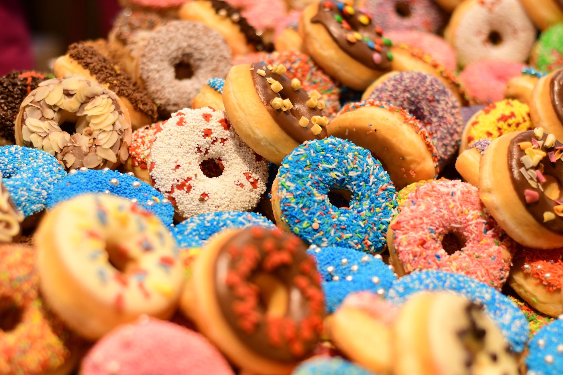 Si quieres pecar con postres caseros, estos donuts rellenos en la freidora de aire son una muy buena opción