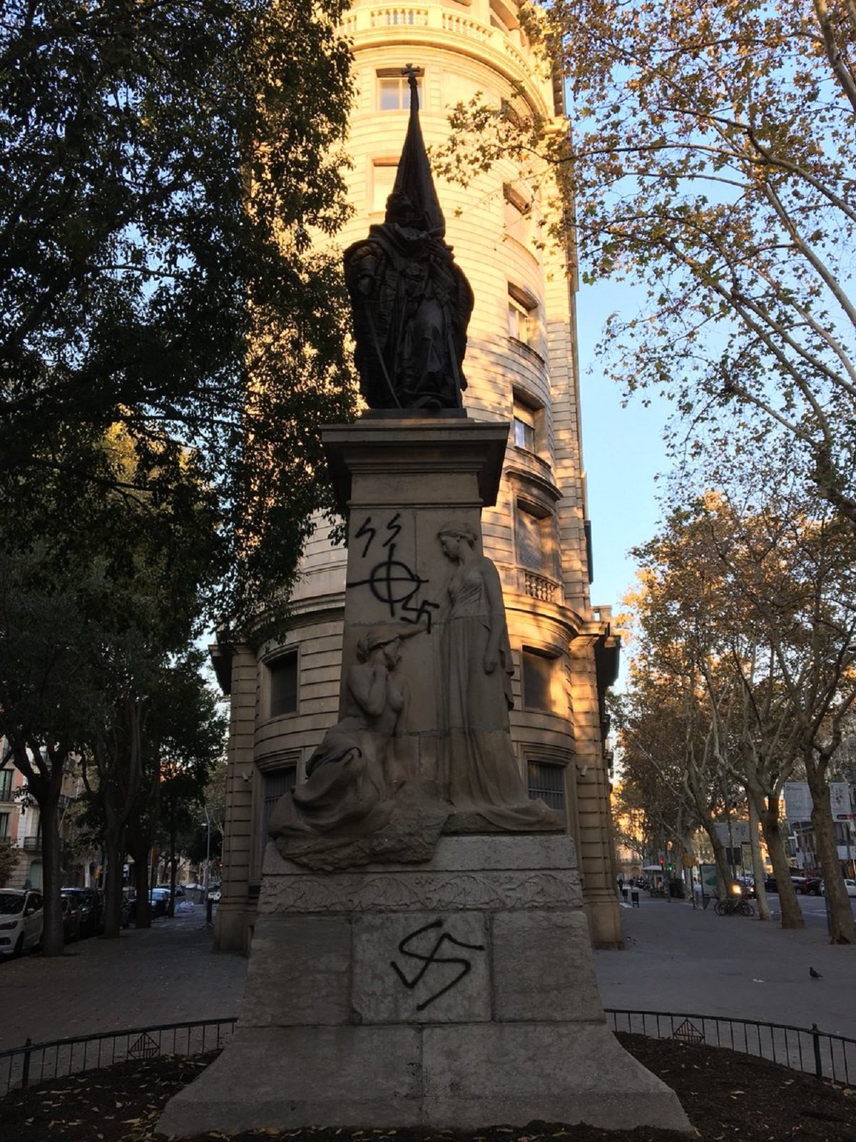 Ataque ultra al monumento a Rafael Casanova
