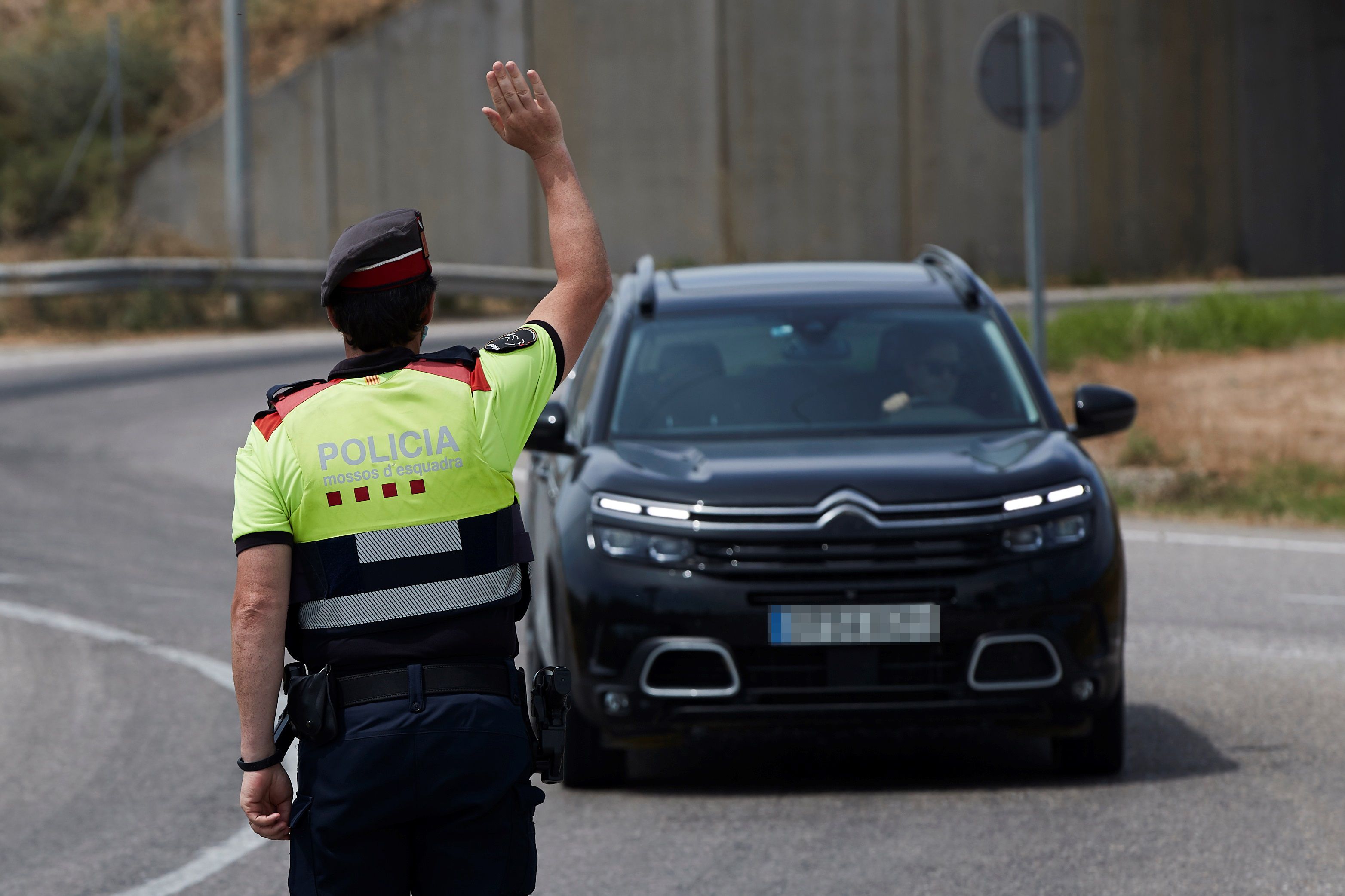 Interior suspèn de sou i feina els sis mossos condemnats per tortures a dos nois