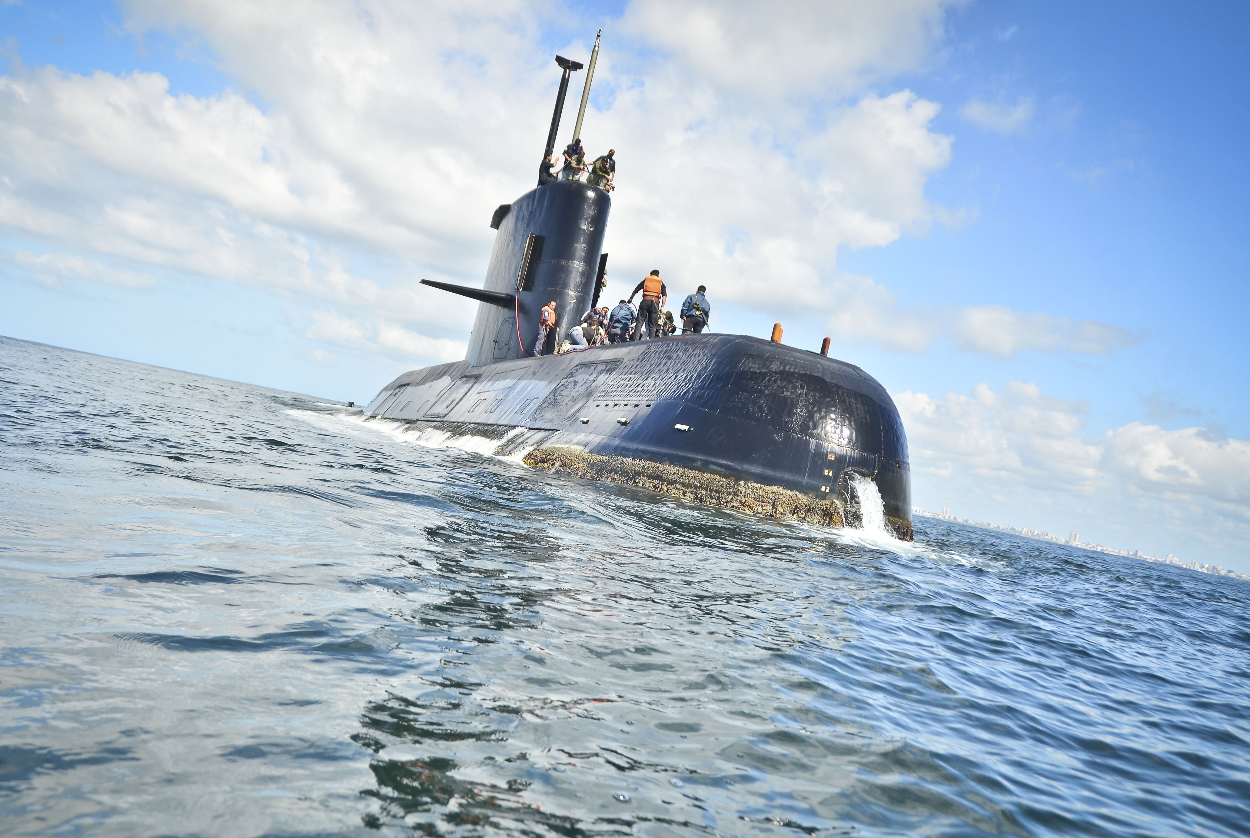 Buscan un submarino argentino desaparecido desde el miércoles