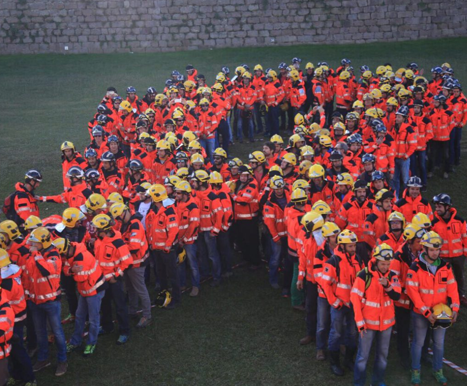 Los bomberos exigen la liberación de los presos políticos con un lazo gigante