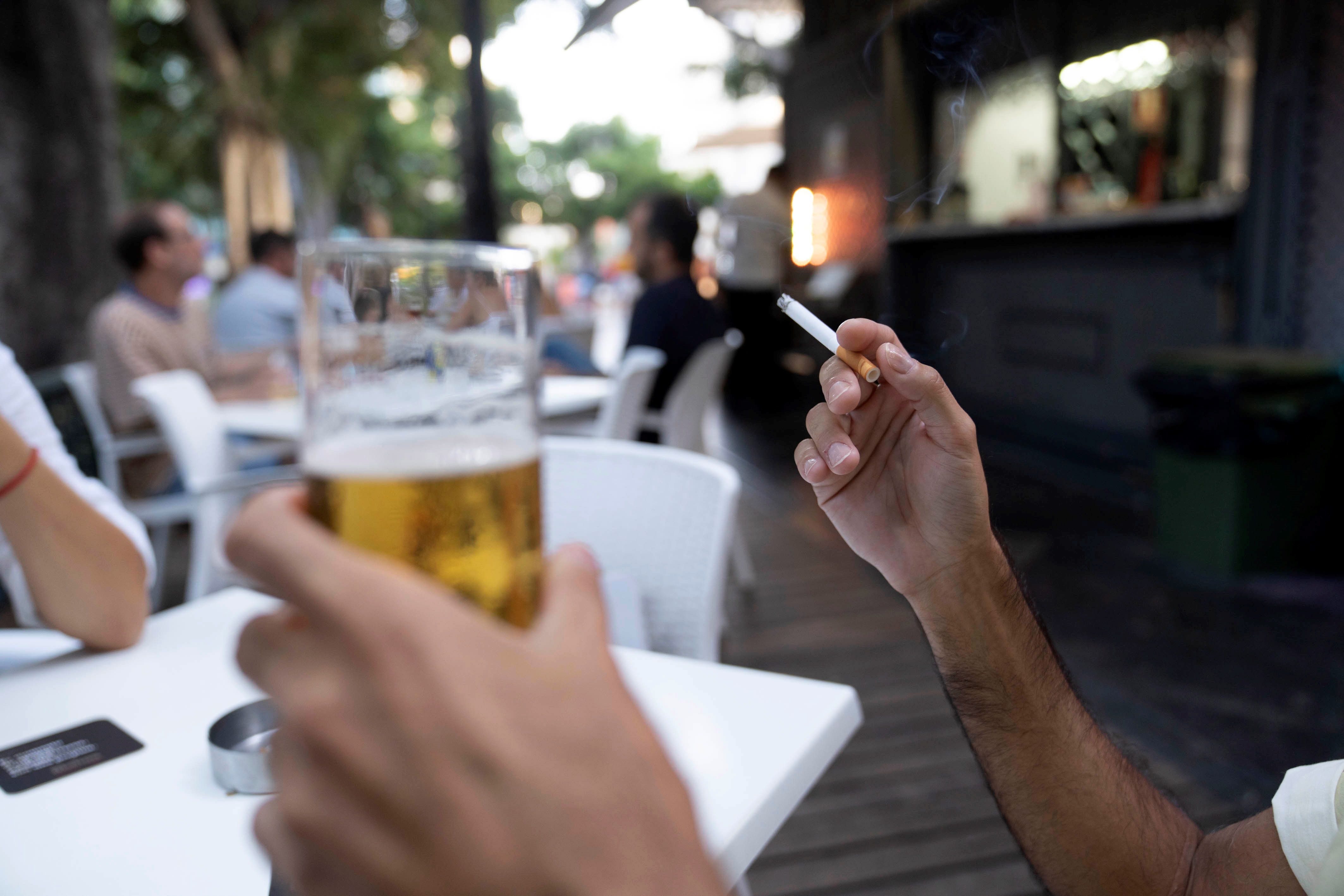 Sanidad niega que prohibir fumar en las terrazas suponga un impacto económico a bares y restaurantes