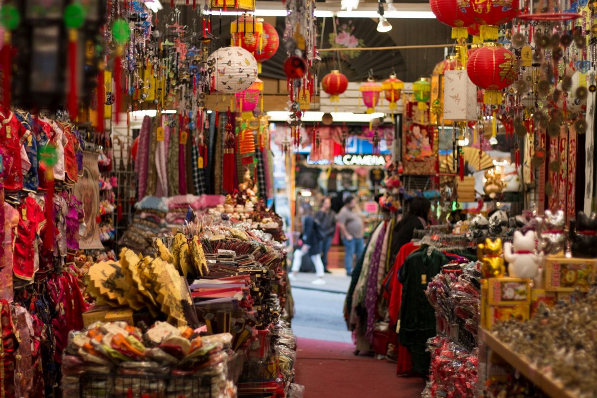 Jin, jove xinès: “Els xinesos veuen molt ràpid que han de canviar de negoci i el basar ja no dona”