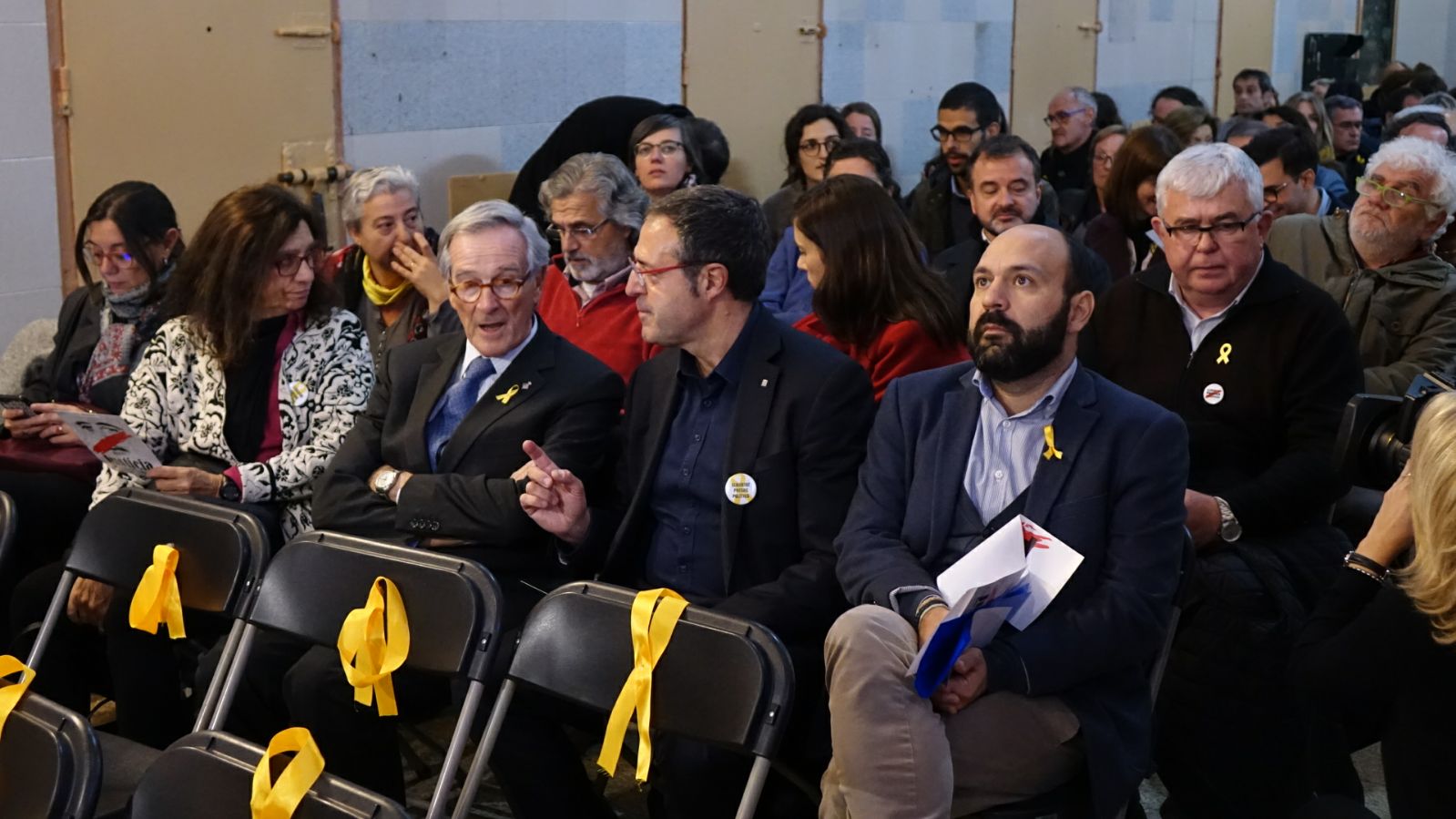 Òmnium homenajea a los presos políticos en la Model de Barcelona