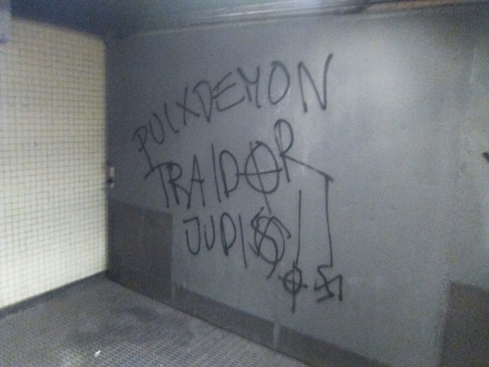 Pintadas nazis contra Puigdemont en Nou Barris
