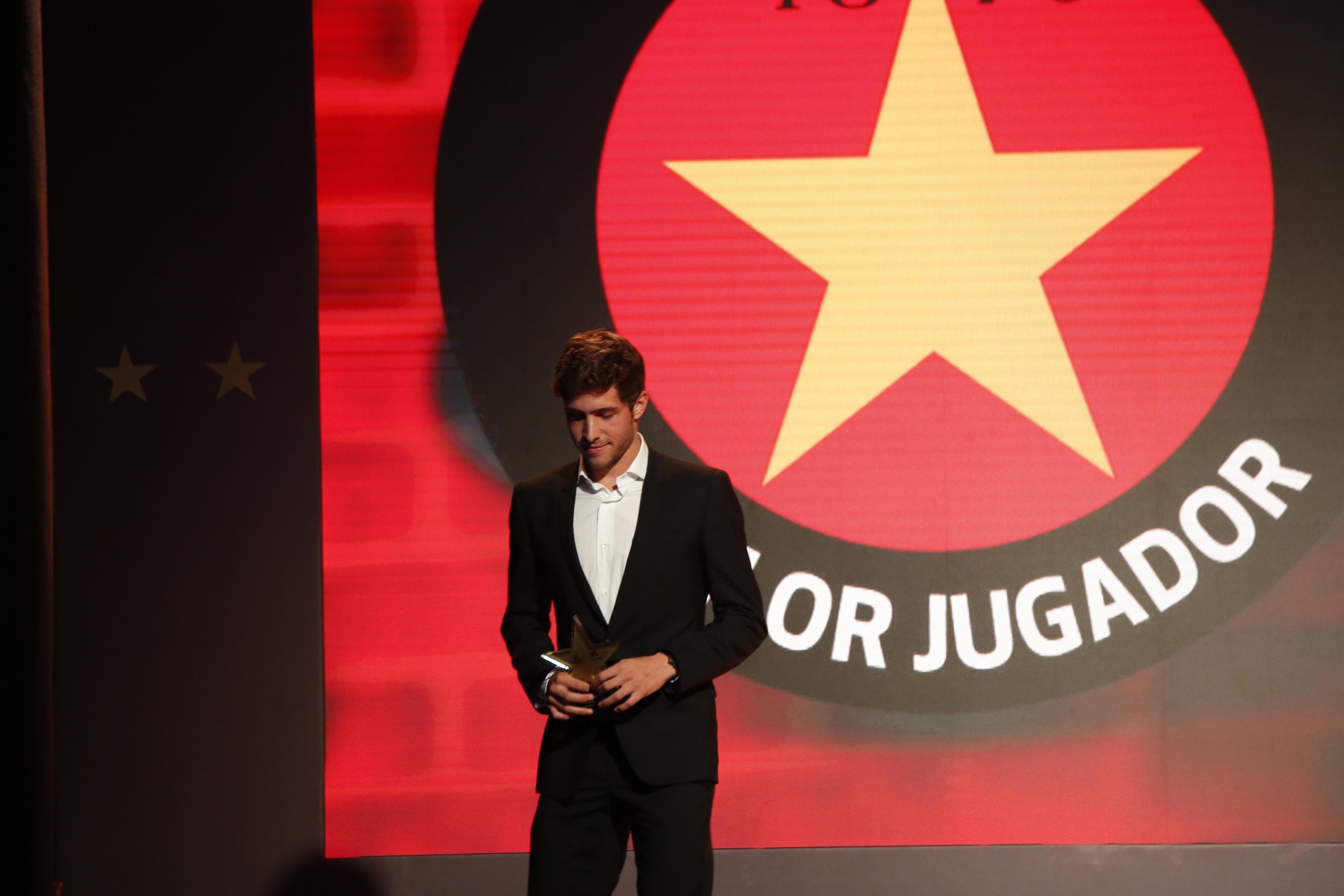 Sergi Roberto se alza en la 6ª Gala de las Estrellas del fútbol catalán