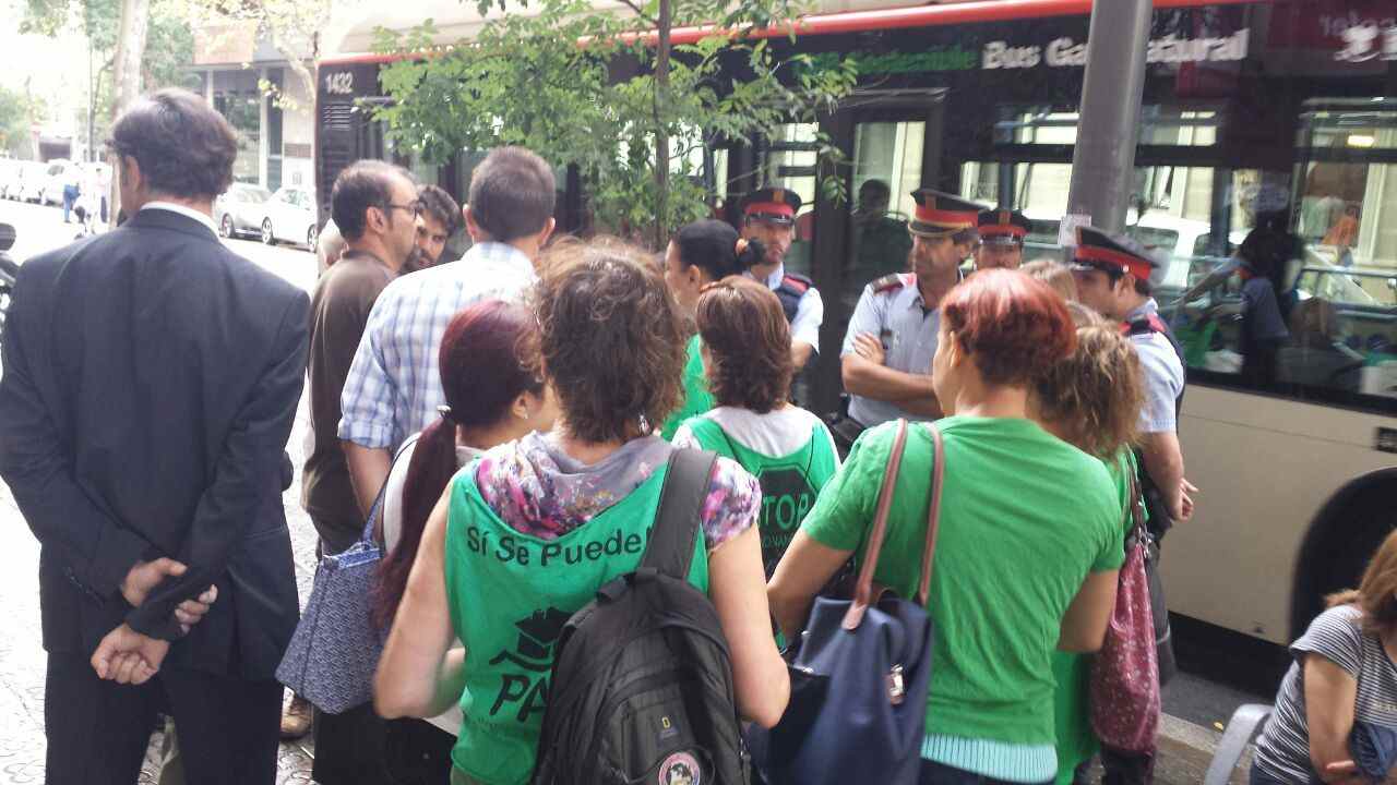 Aldarulls entre policia i activistes per un nou desnonament a Barcelona