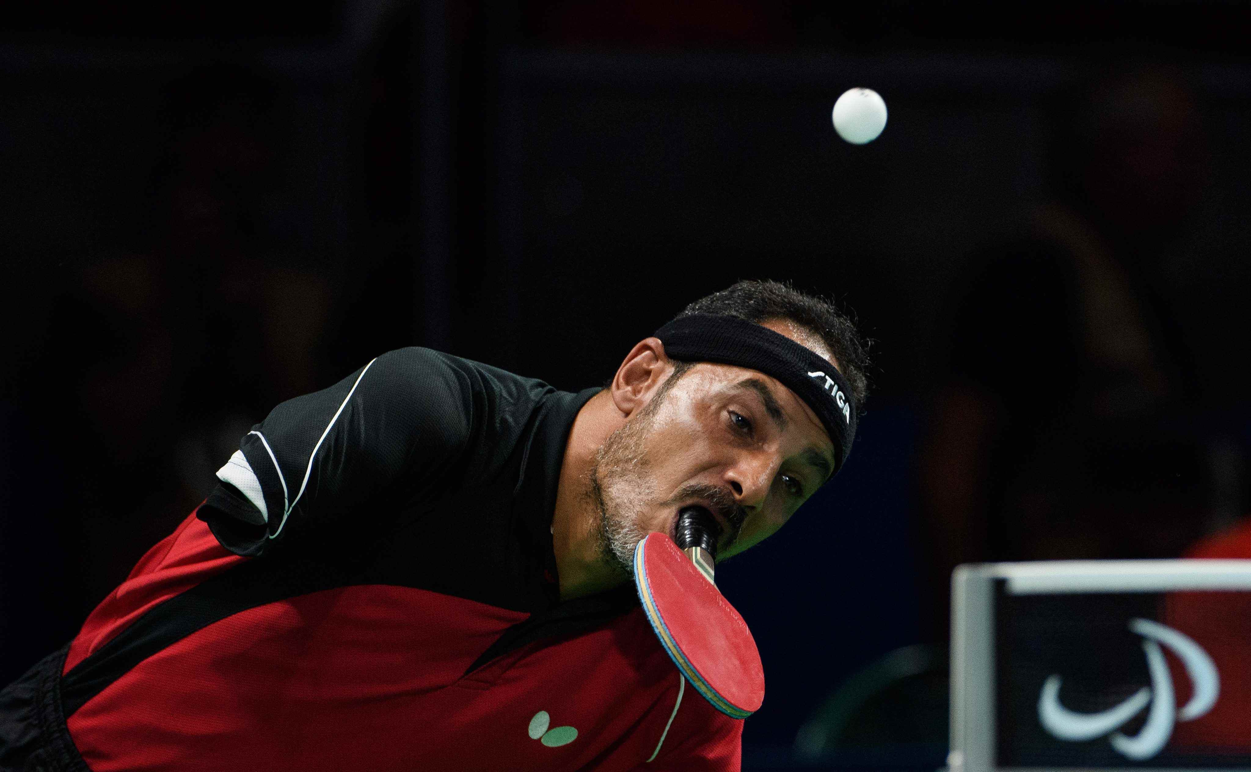 Sin brazos y jugando al ping-pong