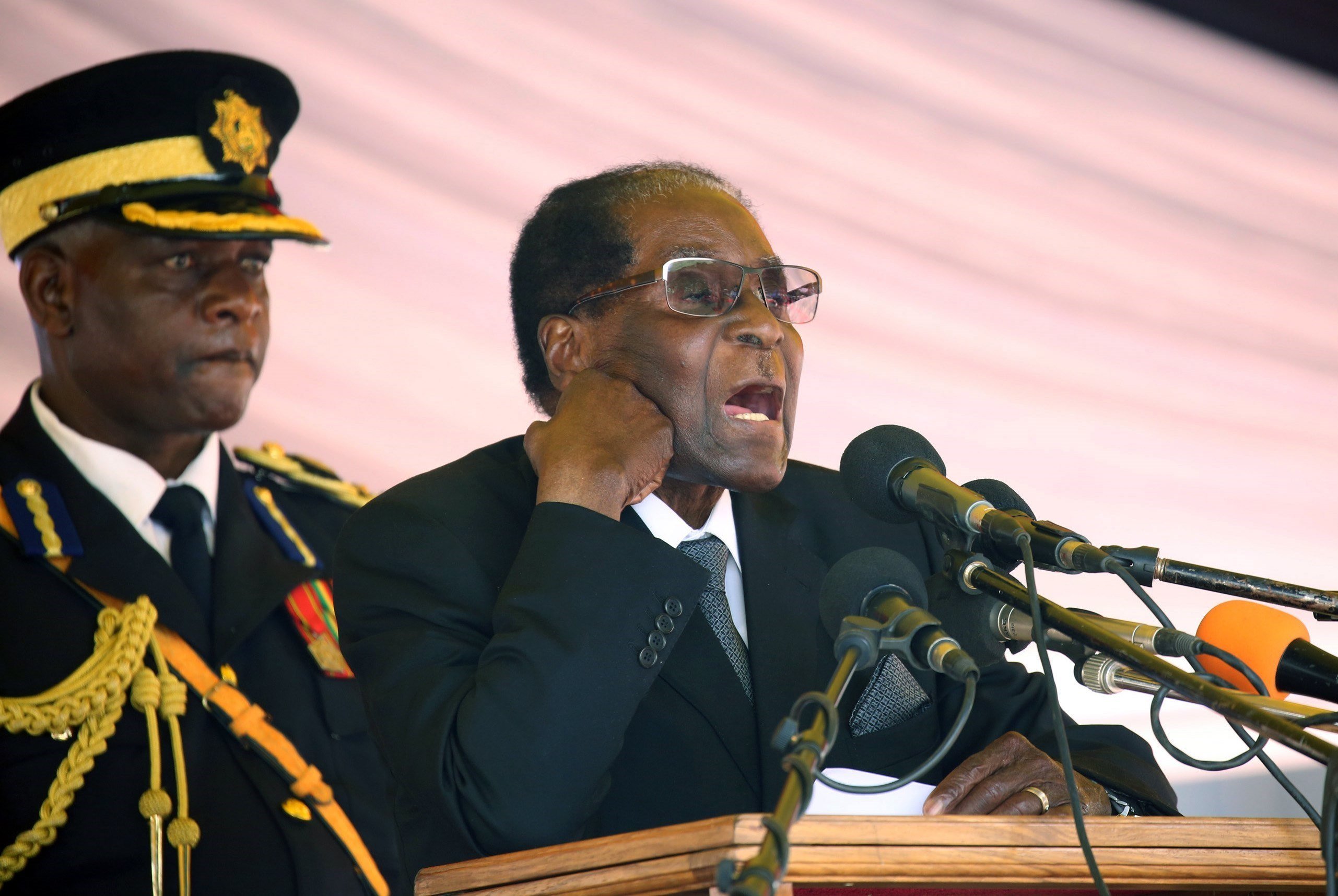 Robert Mugabe anuncia la dimisión inmediata como presidente de Zimbabue