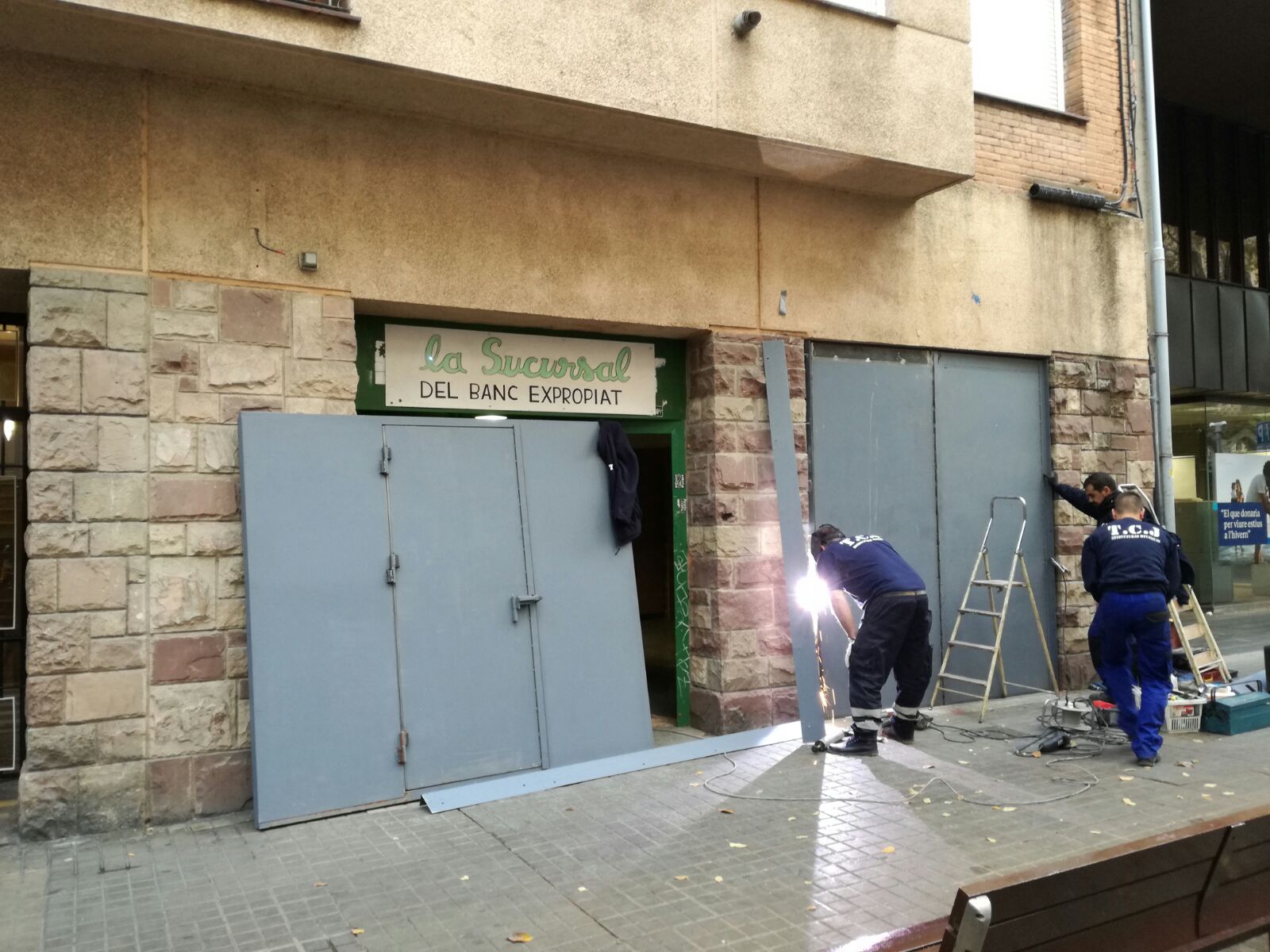 Los Mossos desalojan el nuevo local del Banc Expropiat