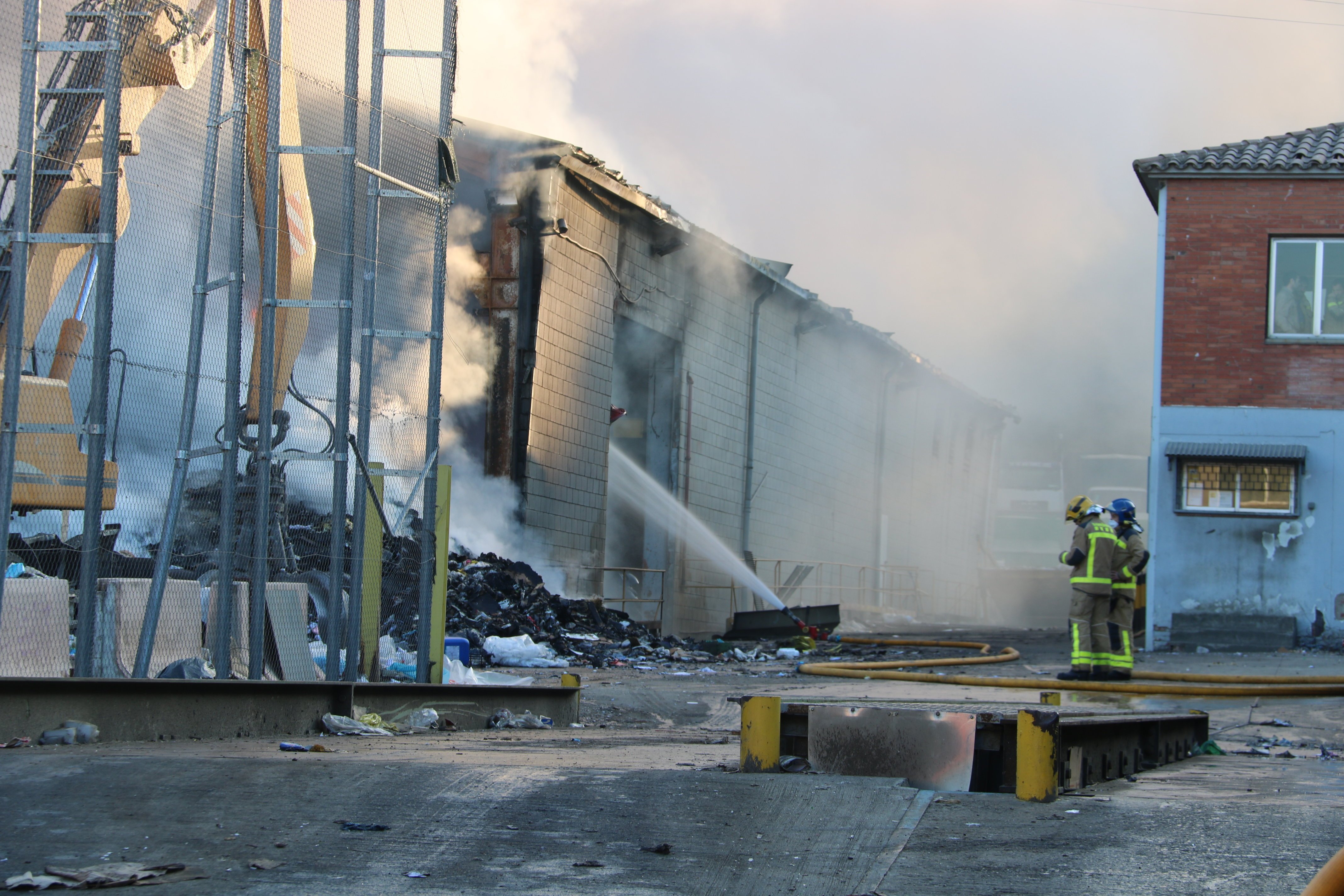 Un incendio quema tres naves de una desechería de papel en Sant Feliu de Llobregat