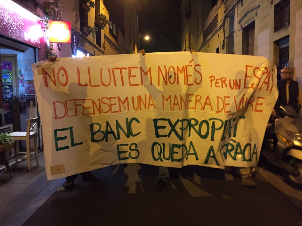 Protestas en Gràcia por el precinto del Banc Expropiat