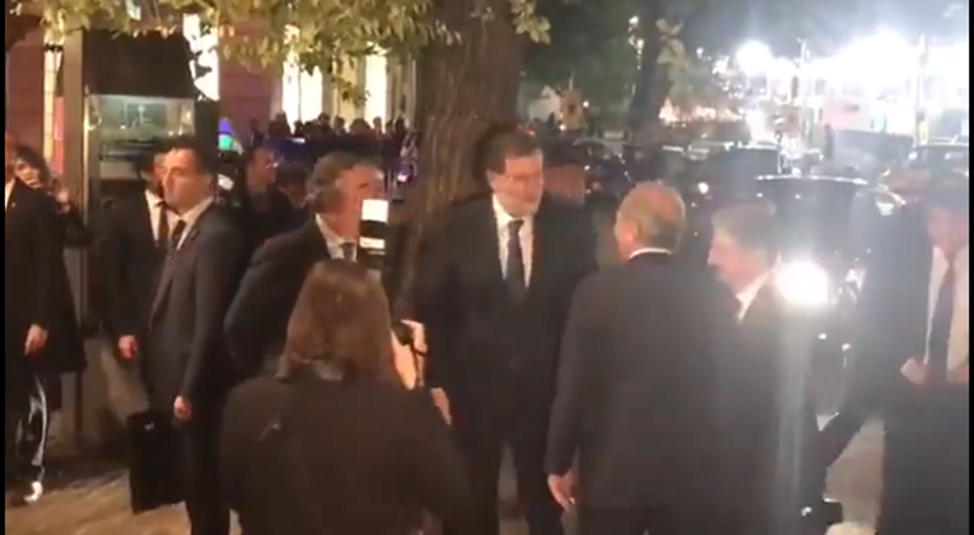 Crits de "Puigdemont president", a l'arribada de Rajoy a Foment