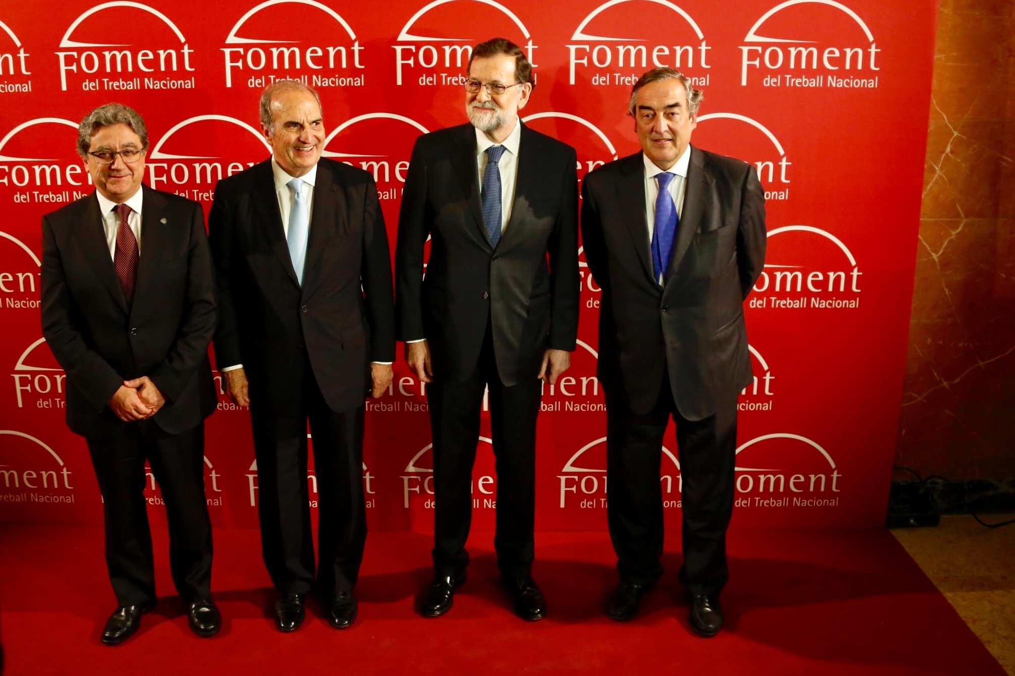Rajoy insta ahora a los empresarios a no marcharse y garantiza que el 21-D impondrá la ley