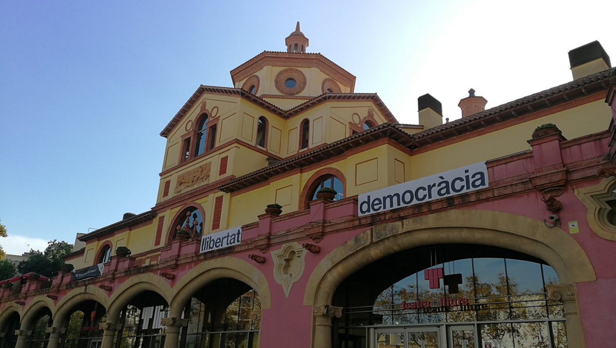 Pengen pancartes reclamant "democràcia" i "llibertat" al Teatre Lliure