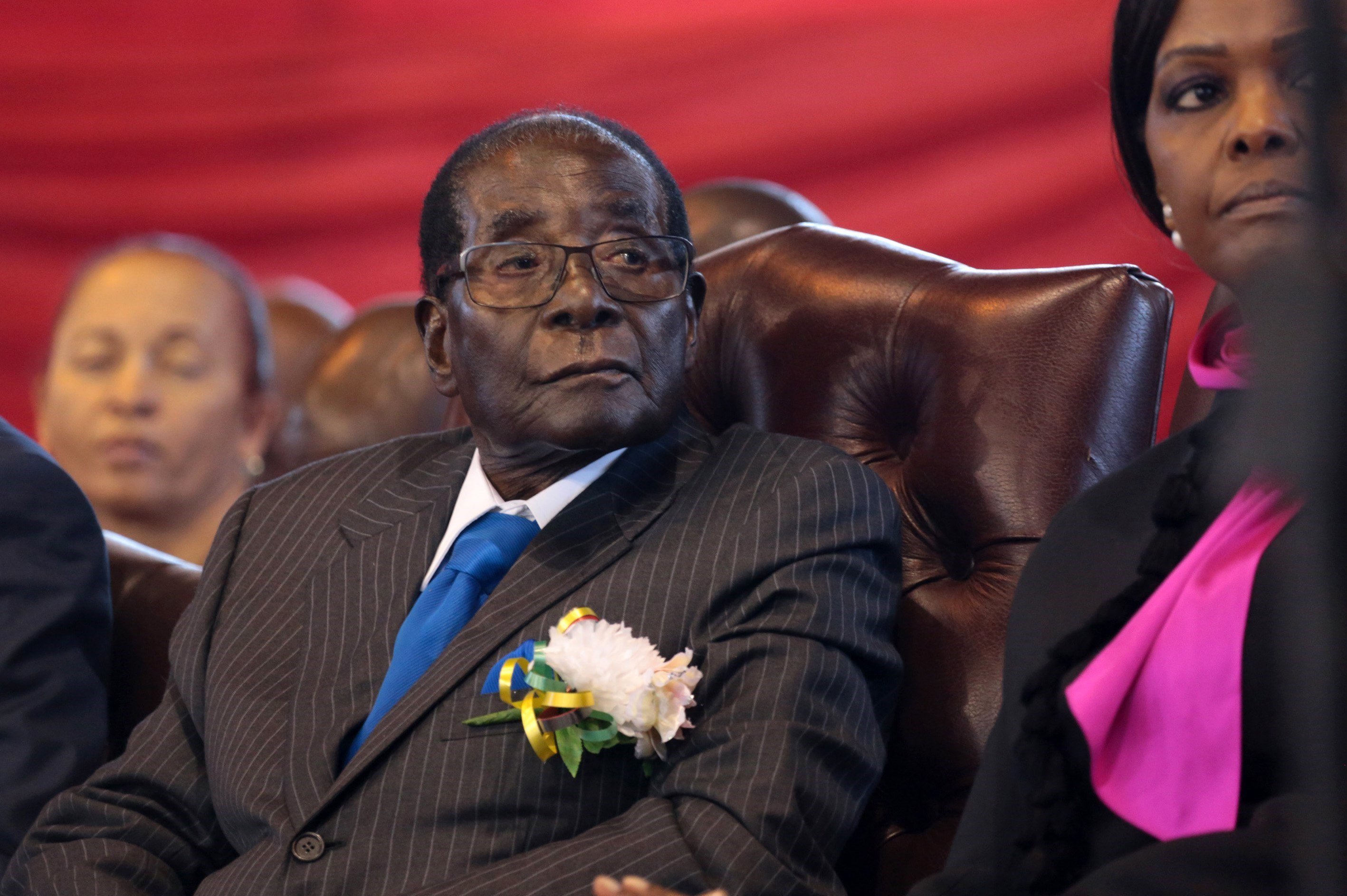 Immunitat per a Mugabe, que no pensa marxar de Zimbàbue