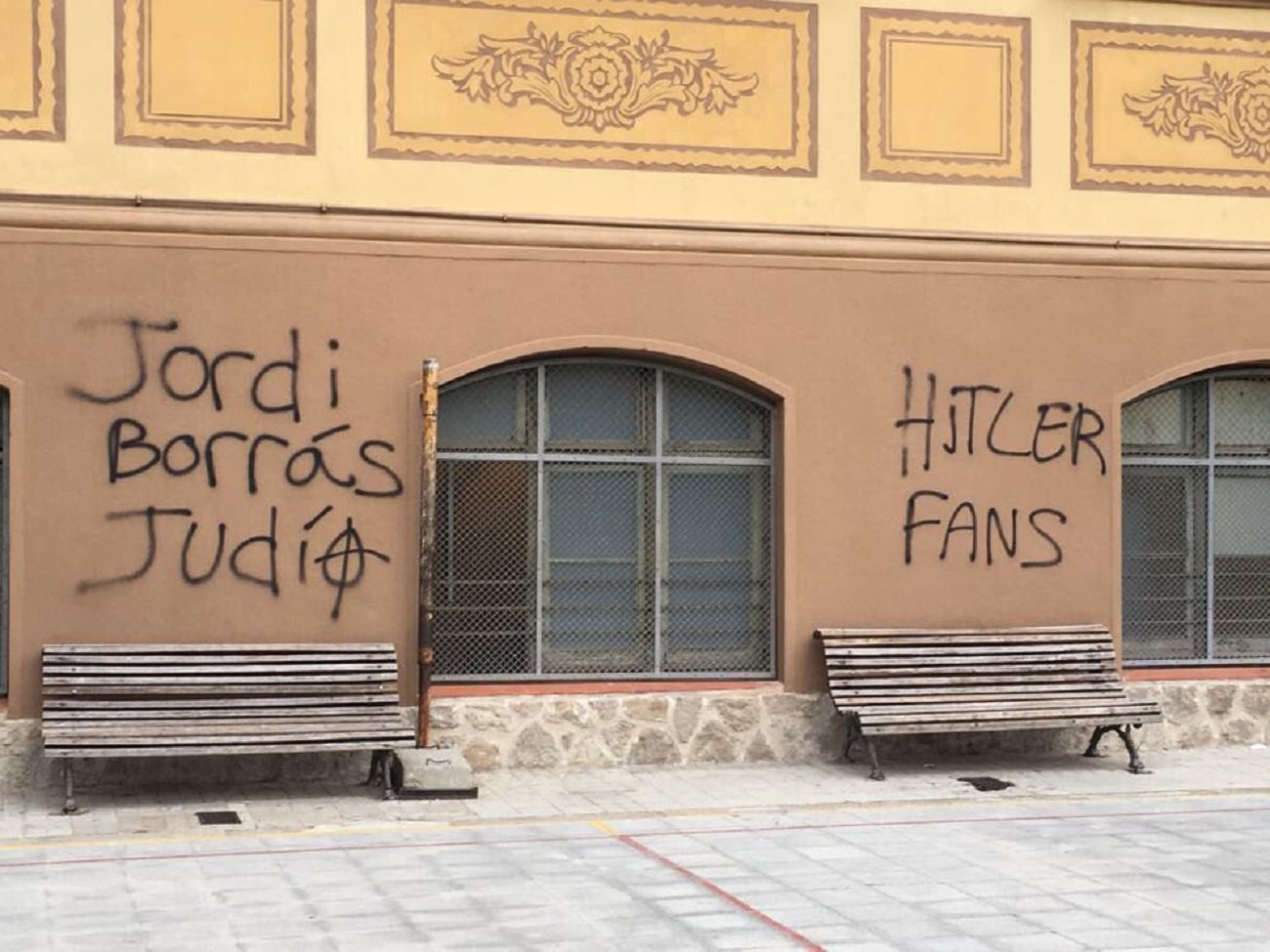 Pintades nazis a l'escola Ramon Llull