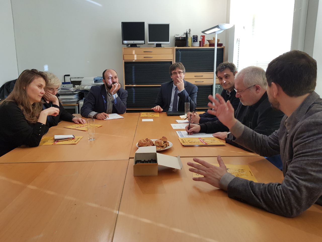 Òmnium se reúne con Puigdemont en Bruselas