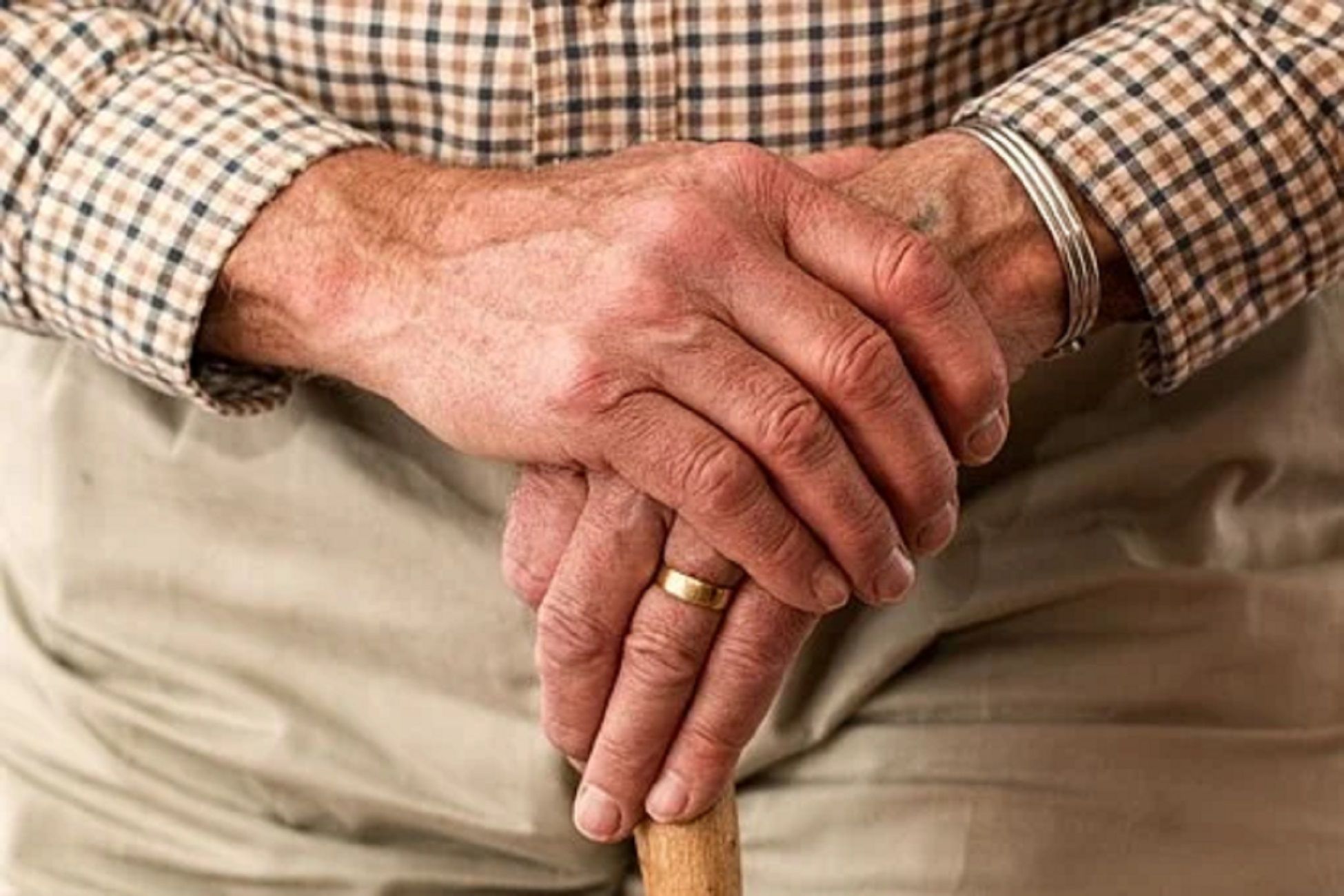 La atención domiciliaria, alternativa para las personas mayores