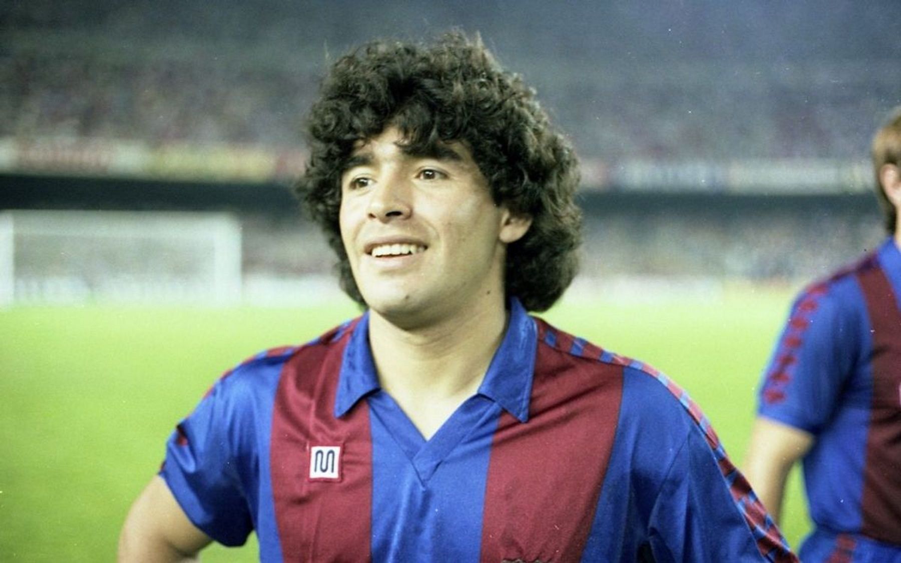 A subasta la icónica camiseta de Maradona de la batalla campal contra el Athletic
