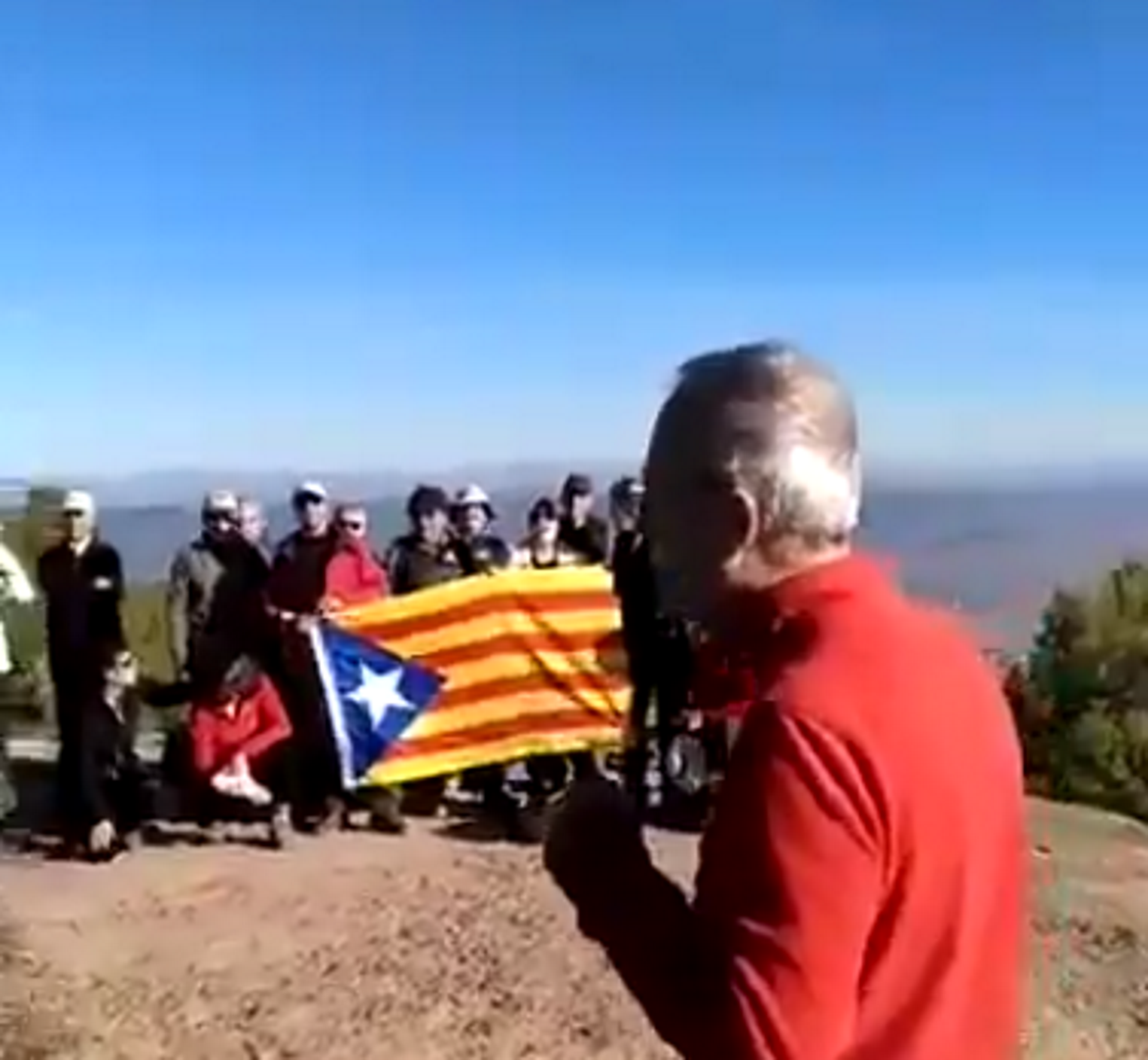 Un espanyolista increpa uns excursionistes per dur una estelada