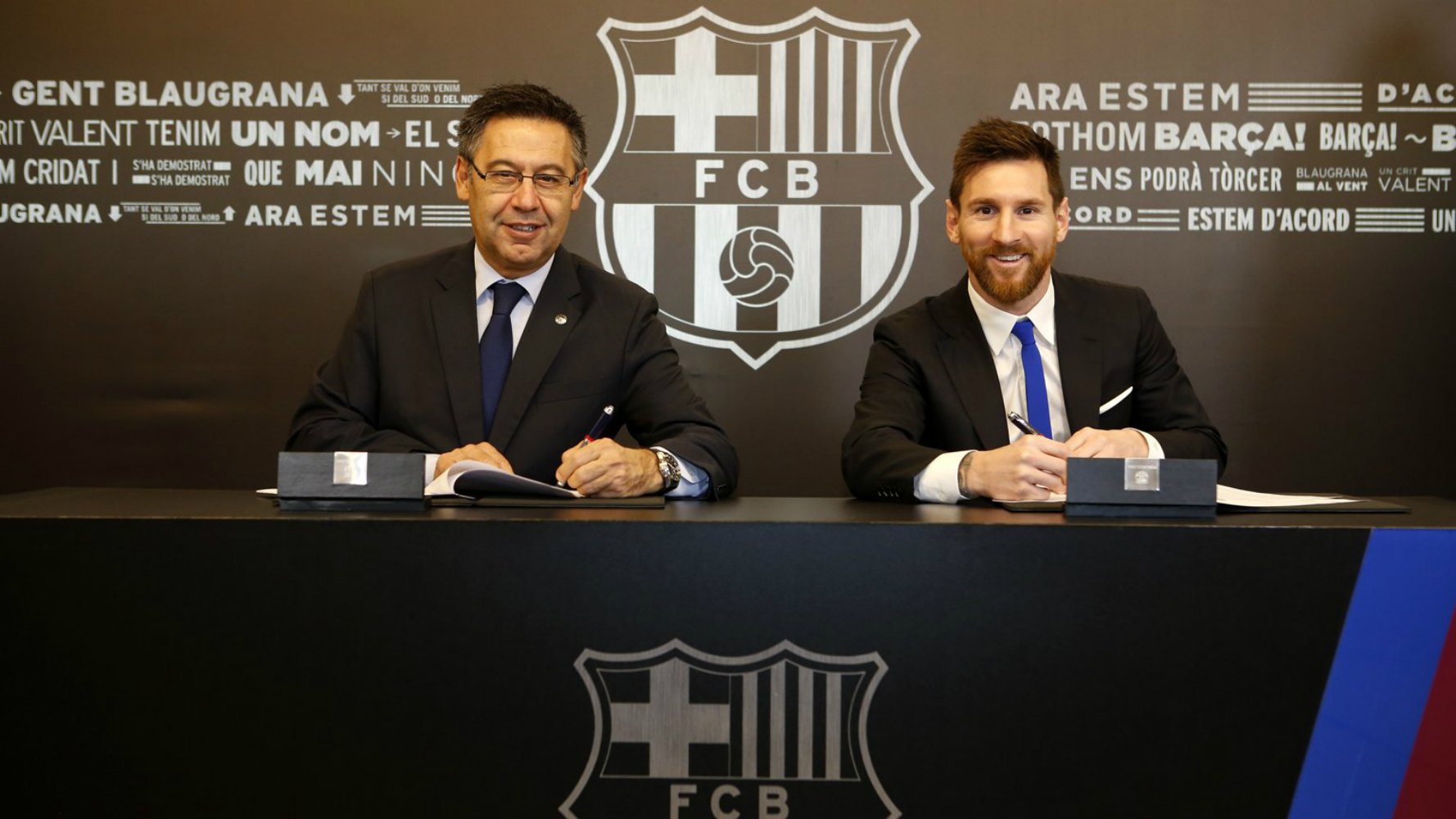 Messi escenifica su renovación con el Barça