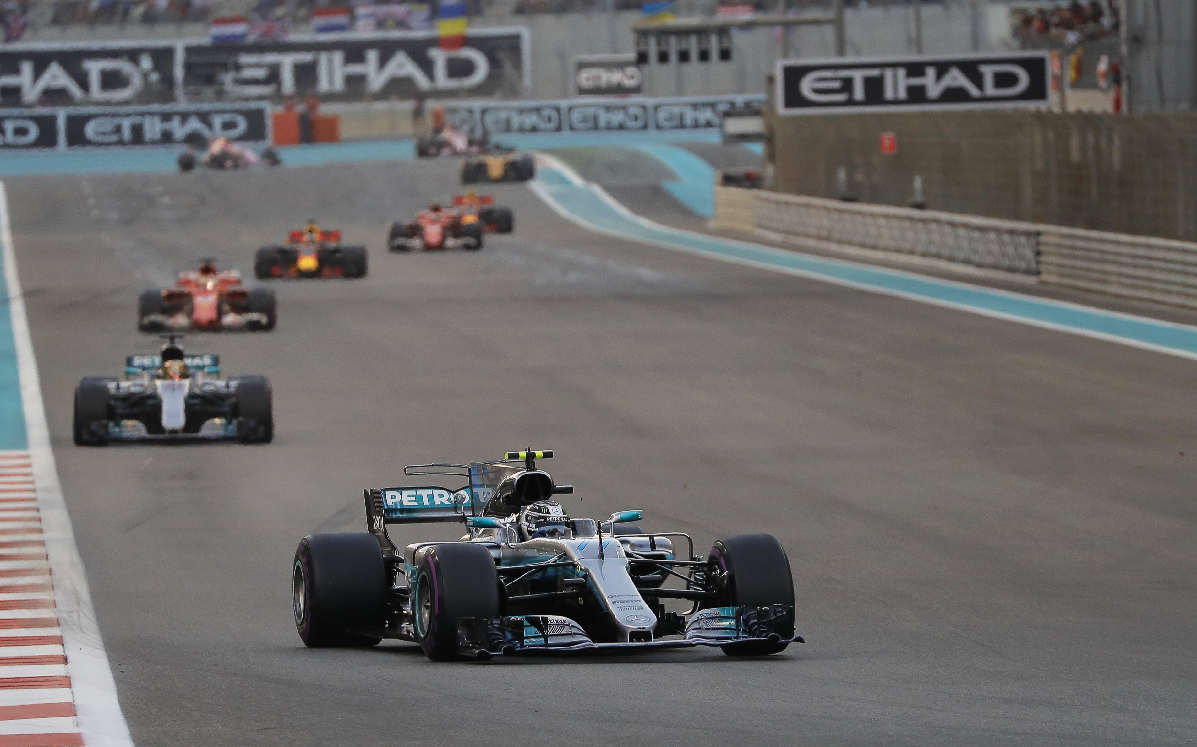 Bottas cierra con victoria el Mundial de Hamilton