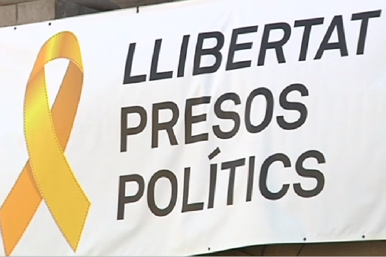 L'Ajuntament de Barcelona retira la pancarta dels presos de la seva façana