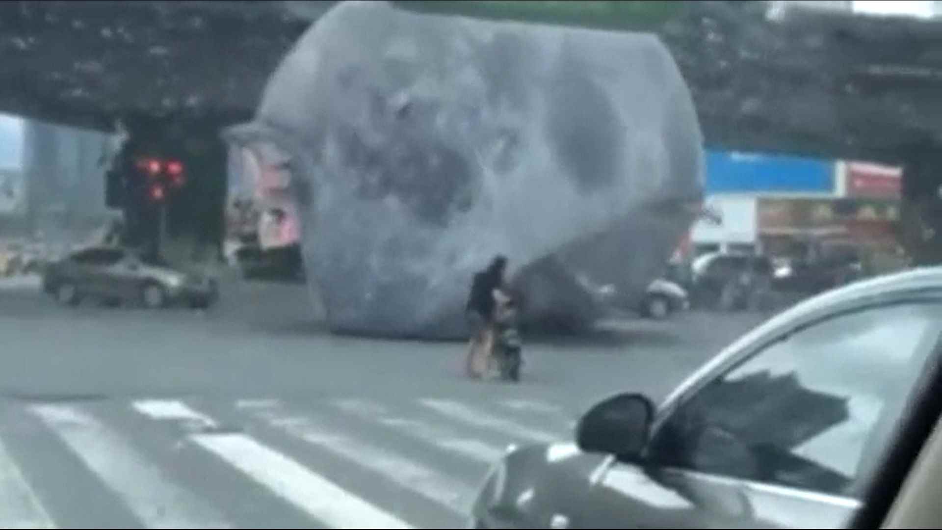 Vídeo: Una "luna" crea alarma en la ciudad china de Fuzhou