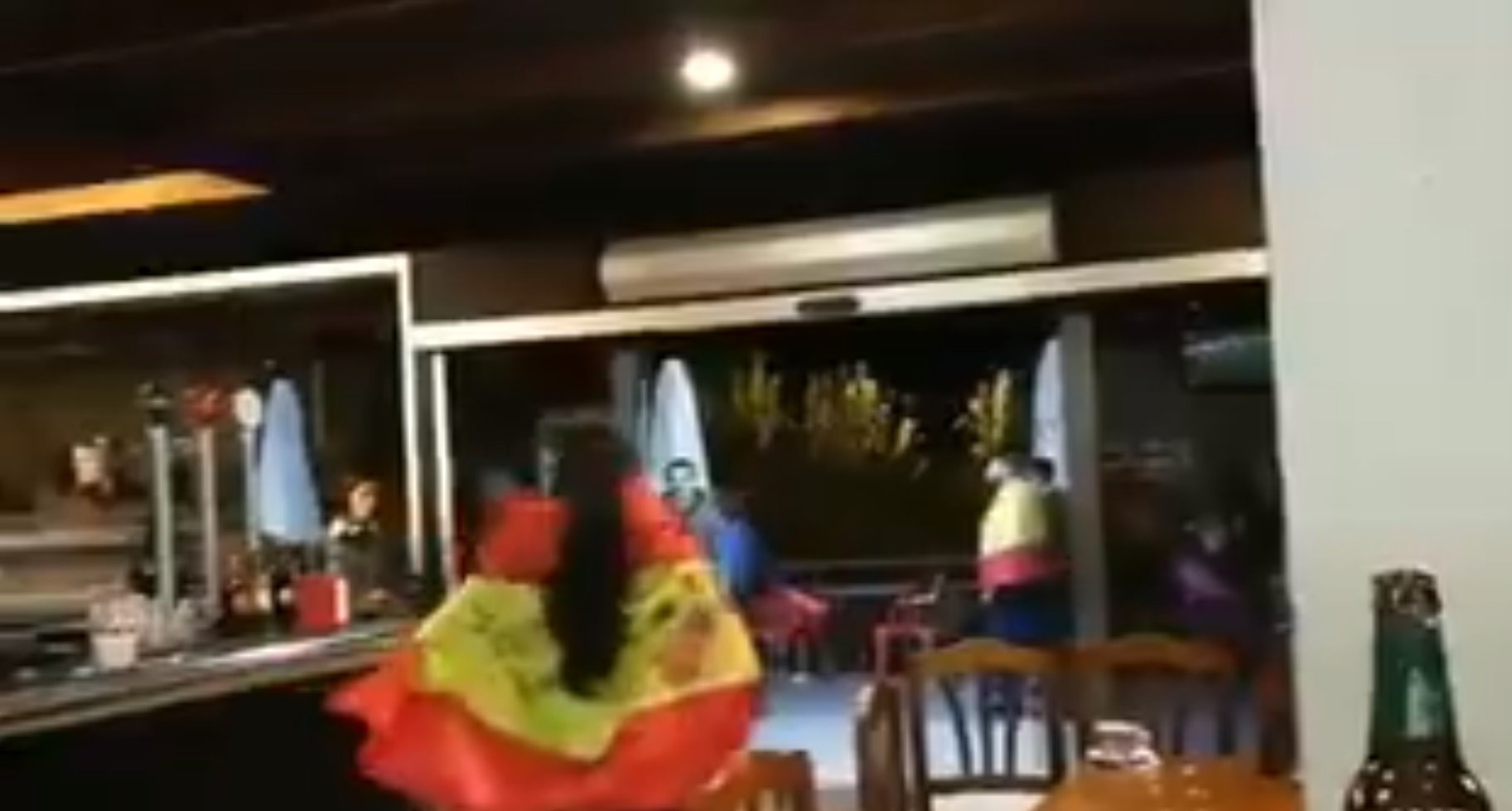 Un grupo ultra provoca agresiones y destrozos en un bar de Vallirana