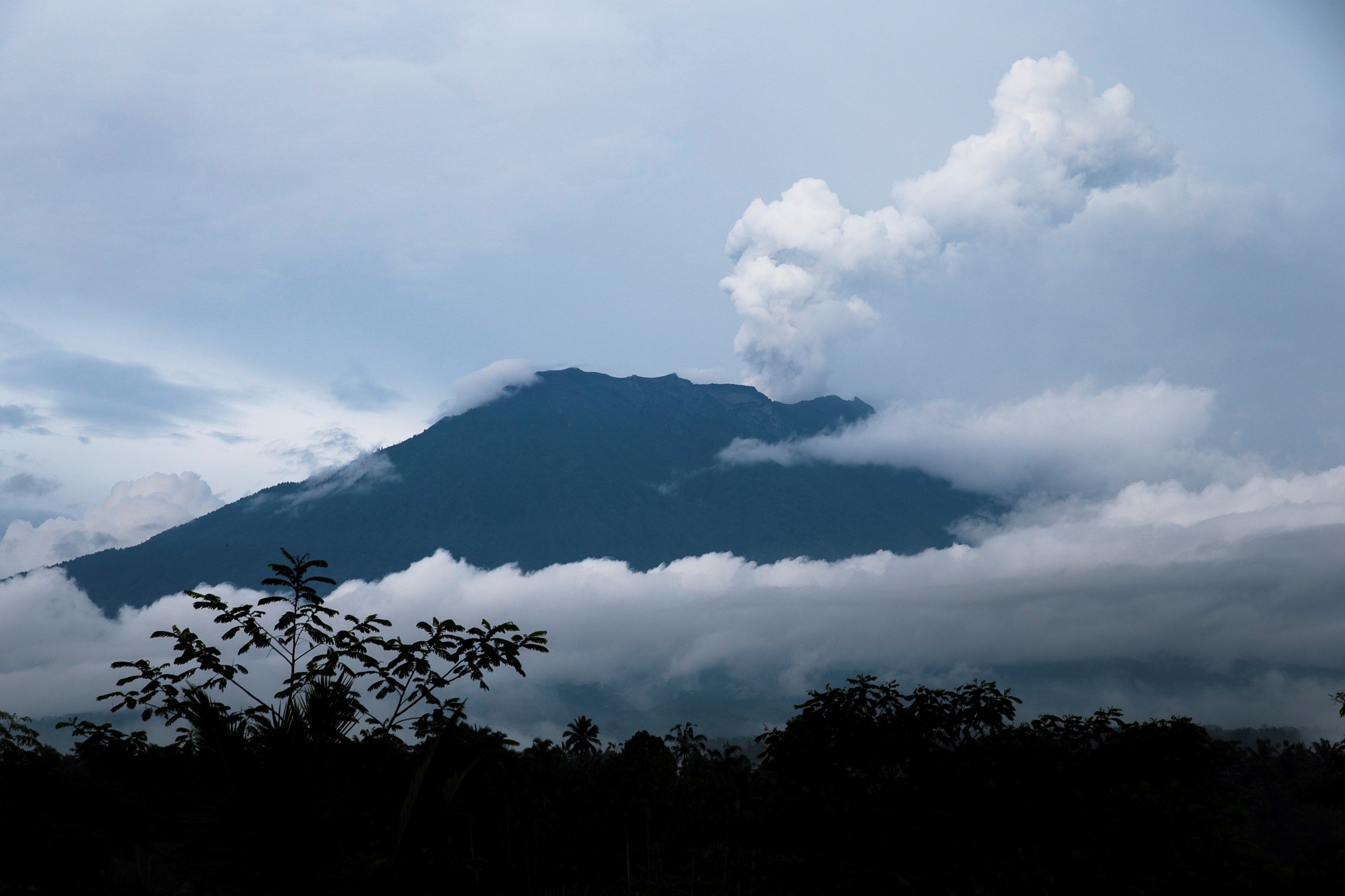 El volcán Agung obliga a cerrar el aeropuerto de Bali y evacuar a 100.000 personas