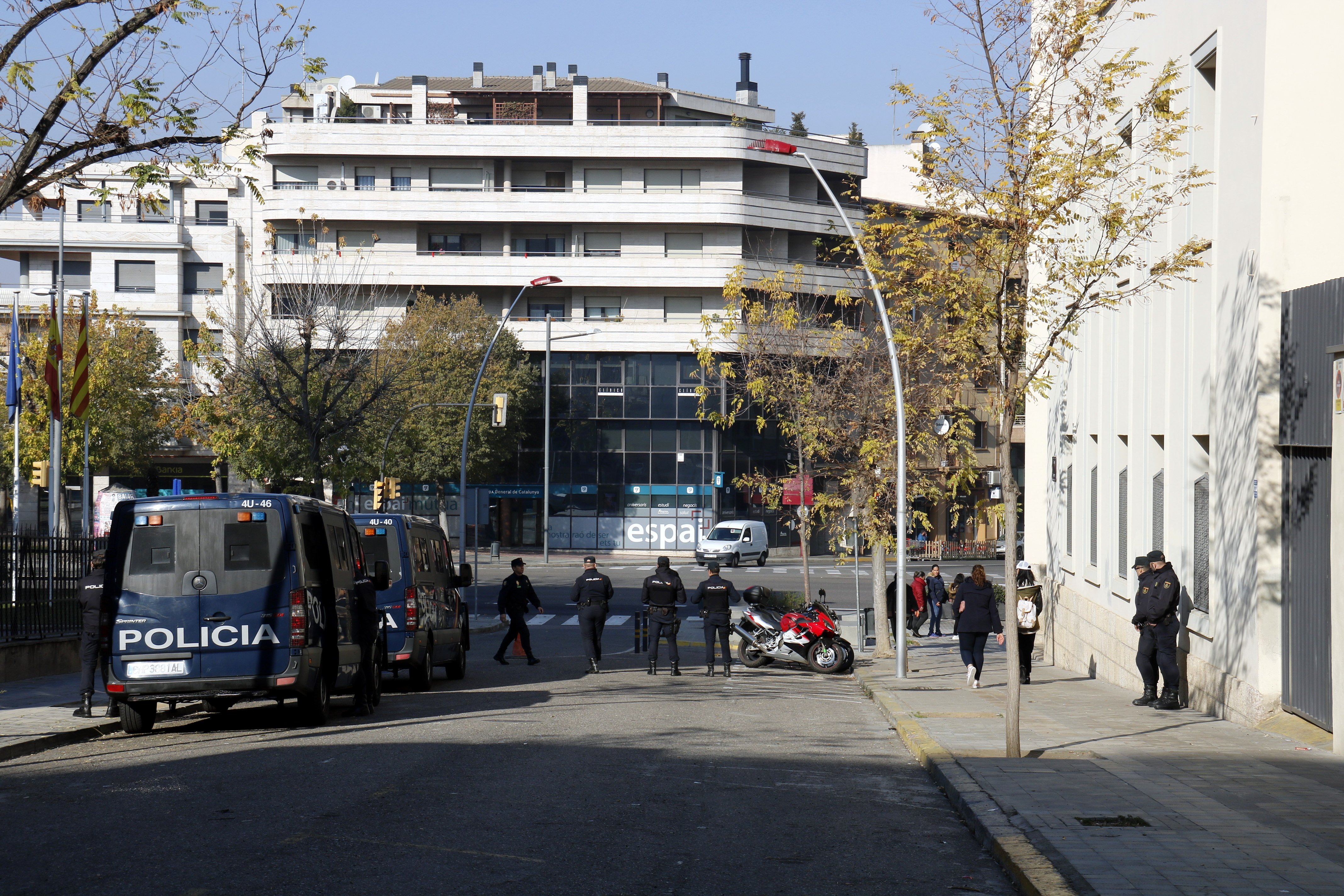 La policía española regala pelotas de goma antidisturbios a escolares de Lleida
