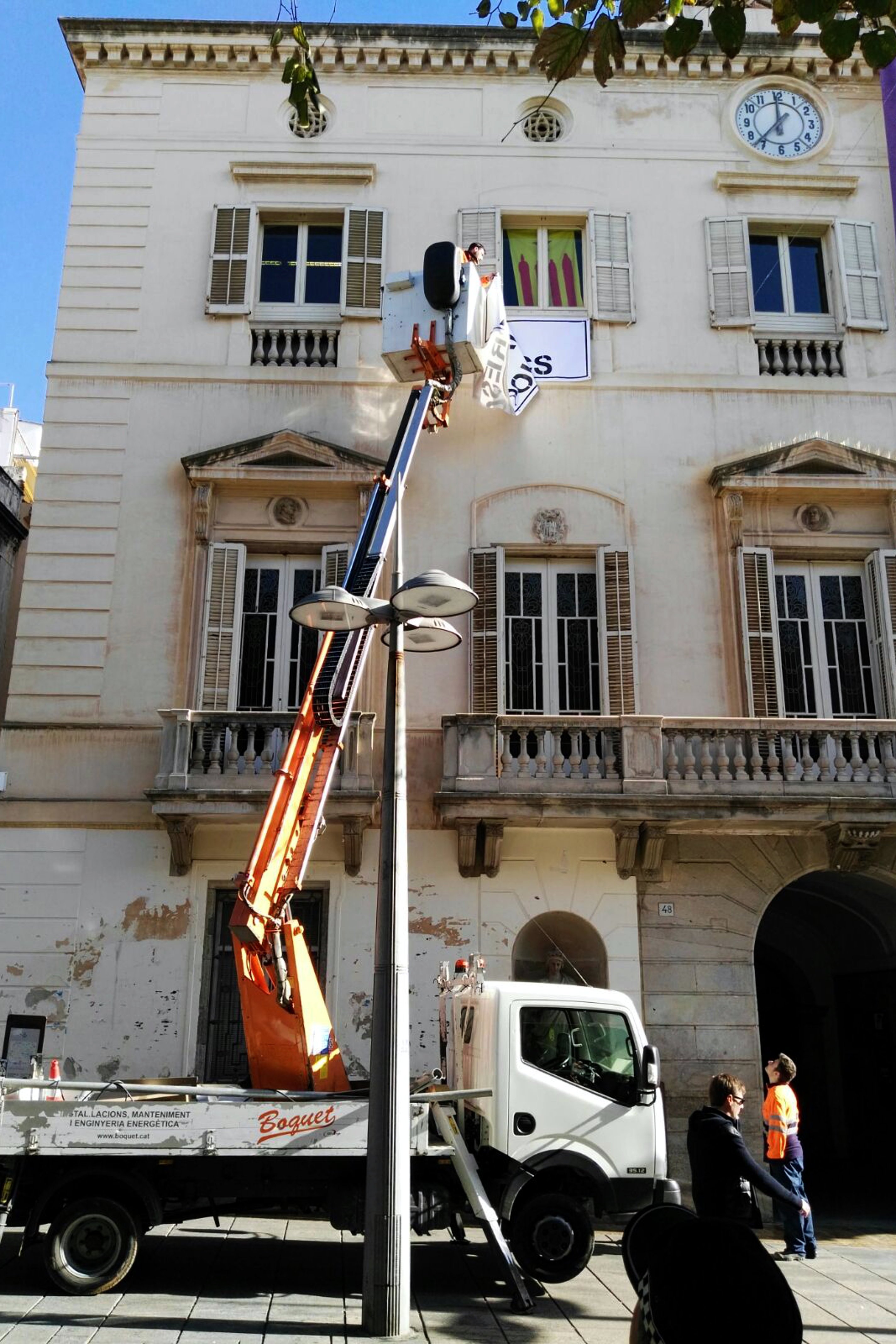 Mataró desobeeix un acord municipal i retira una pancarta pels "presos polítics"