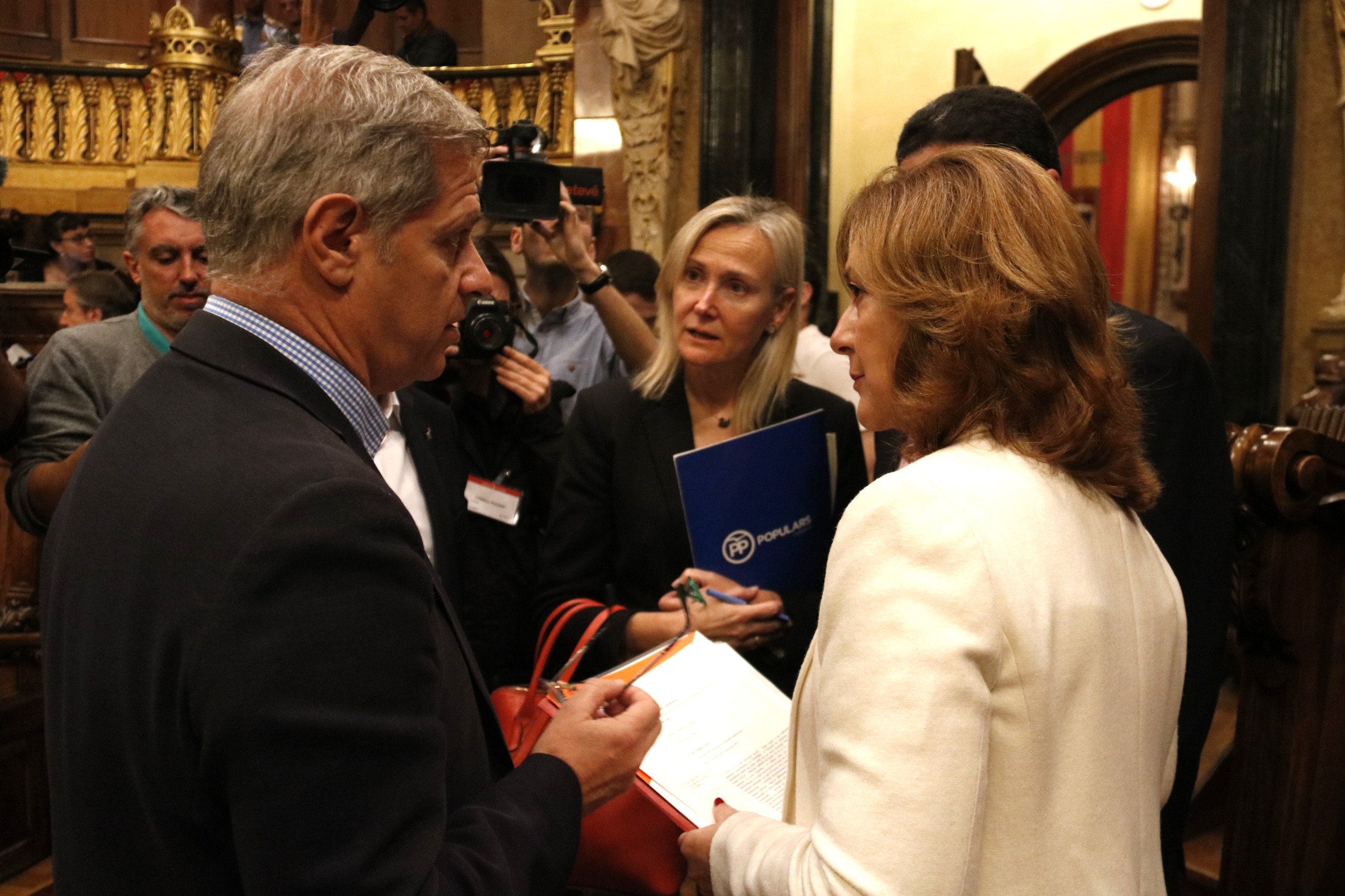 La xarxa es burla de l'obsessió pel groc de PP i Cs