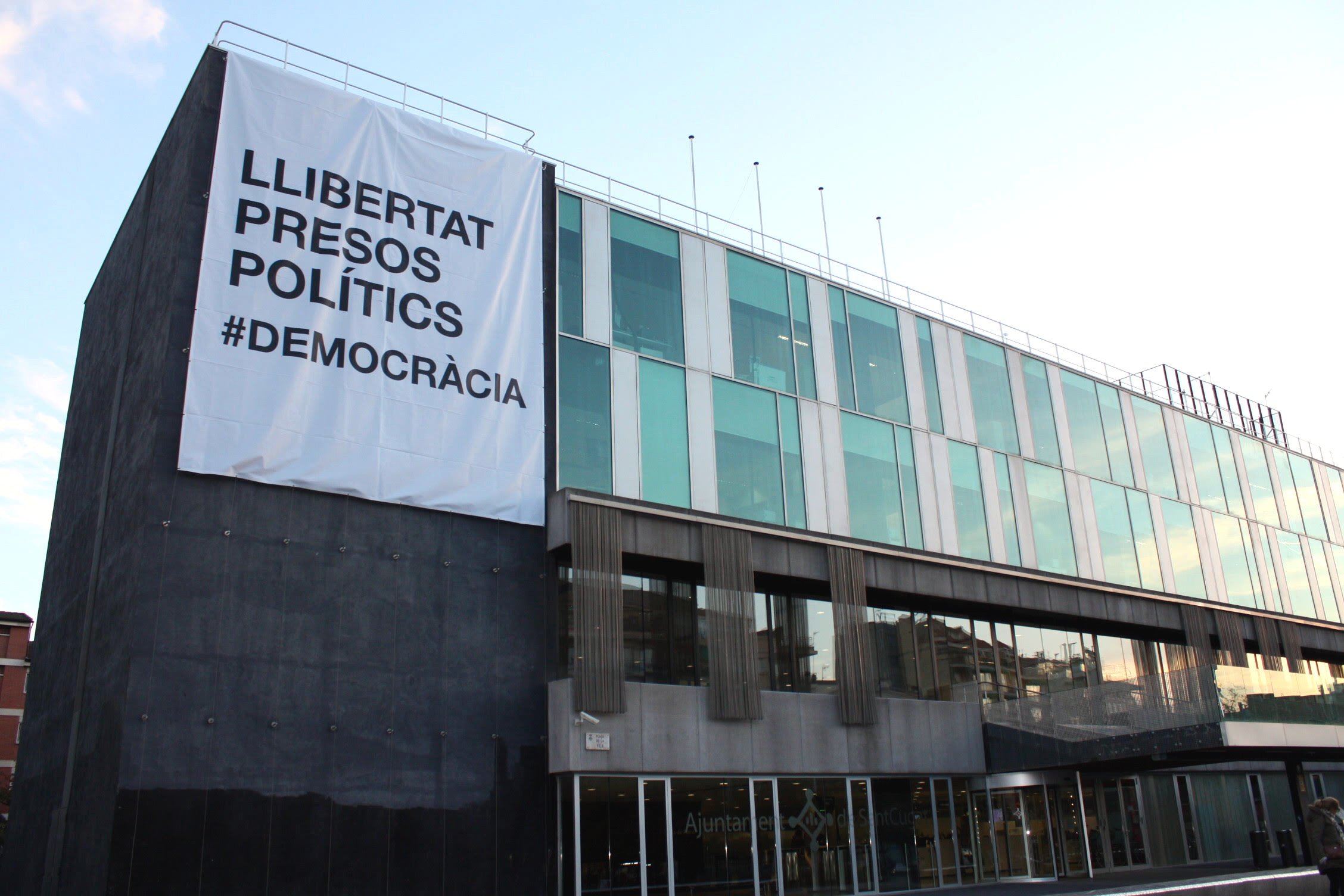 El PP denuncia a la Junta Electoral una pancarta por los presos en Sant Cugat