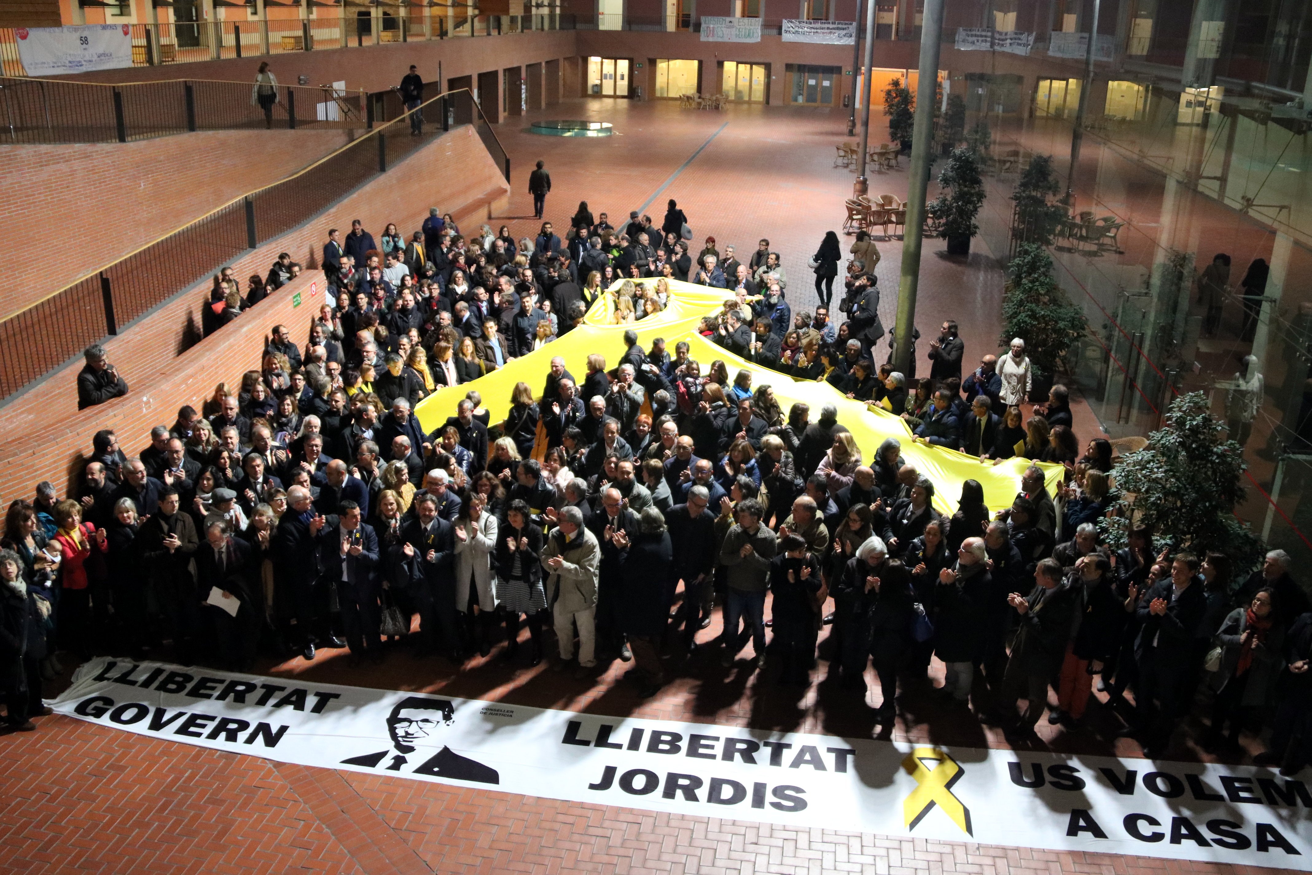 El mundo jurídico rinde homenaje a Mundó y pide su libertad