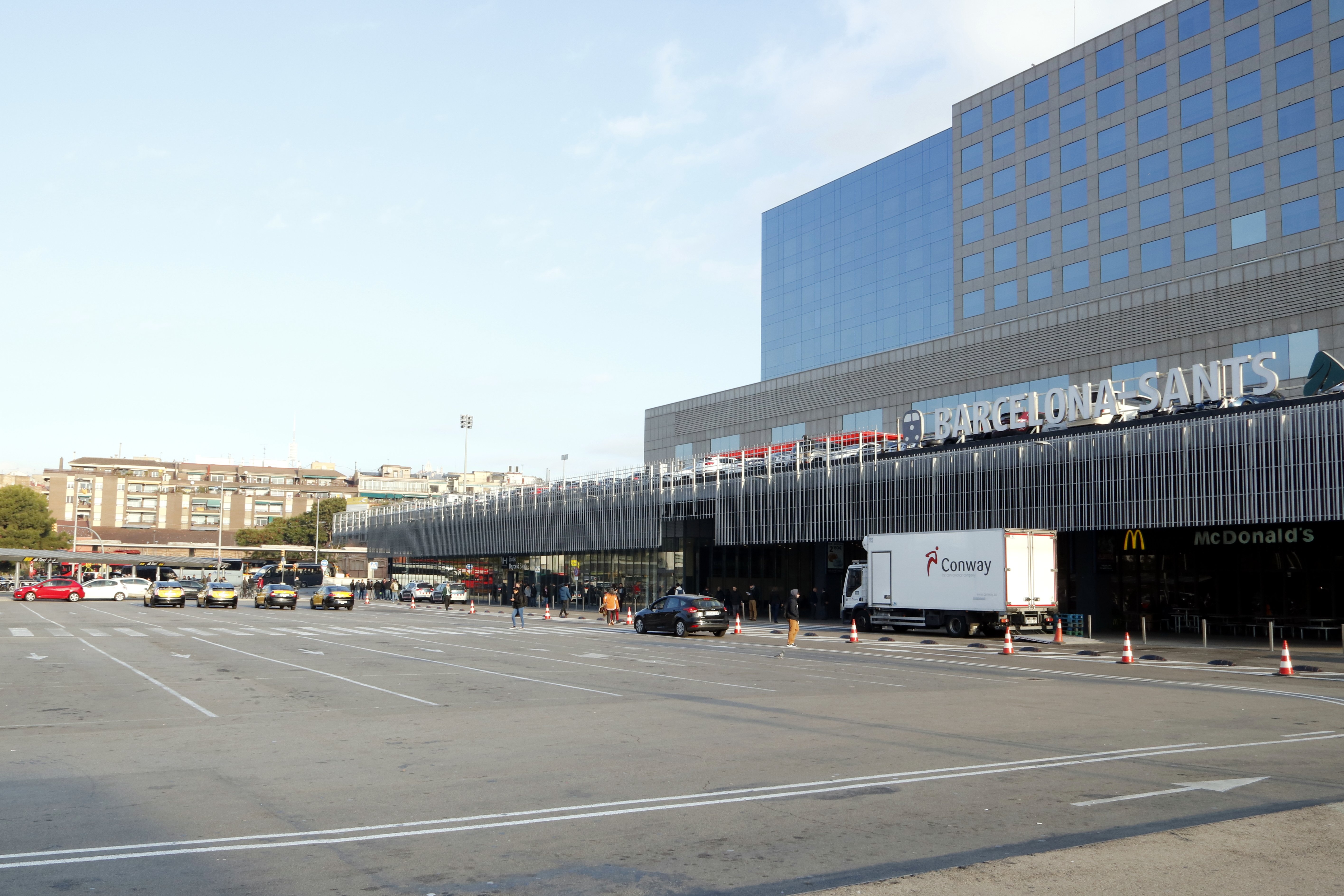 La huelga de taxis deja sin servicio a la estación de Sants de Barcelona