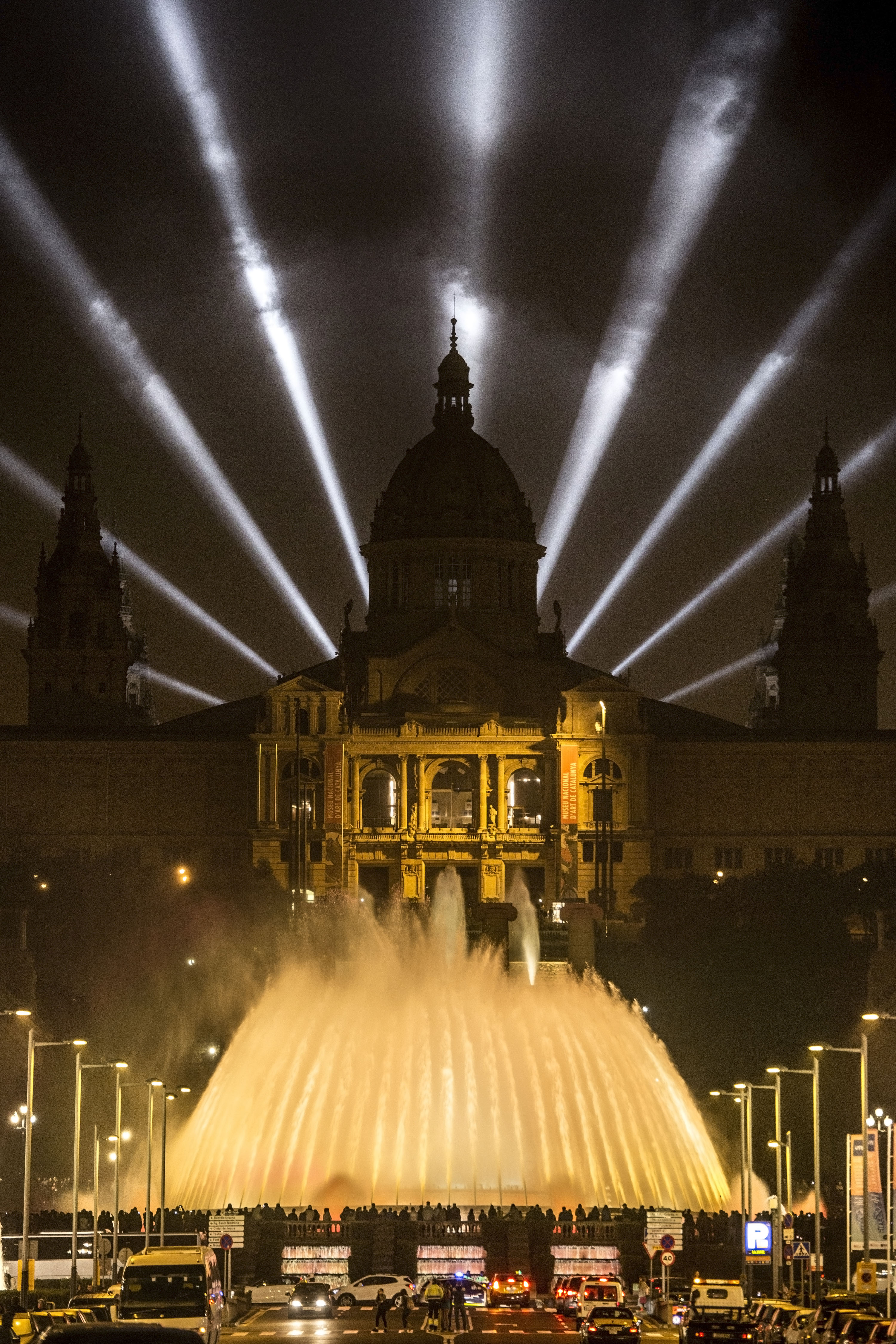 La Junta Electoral prohíbe a Barcelona iluminar de amarillo las fuentes y los edificios