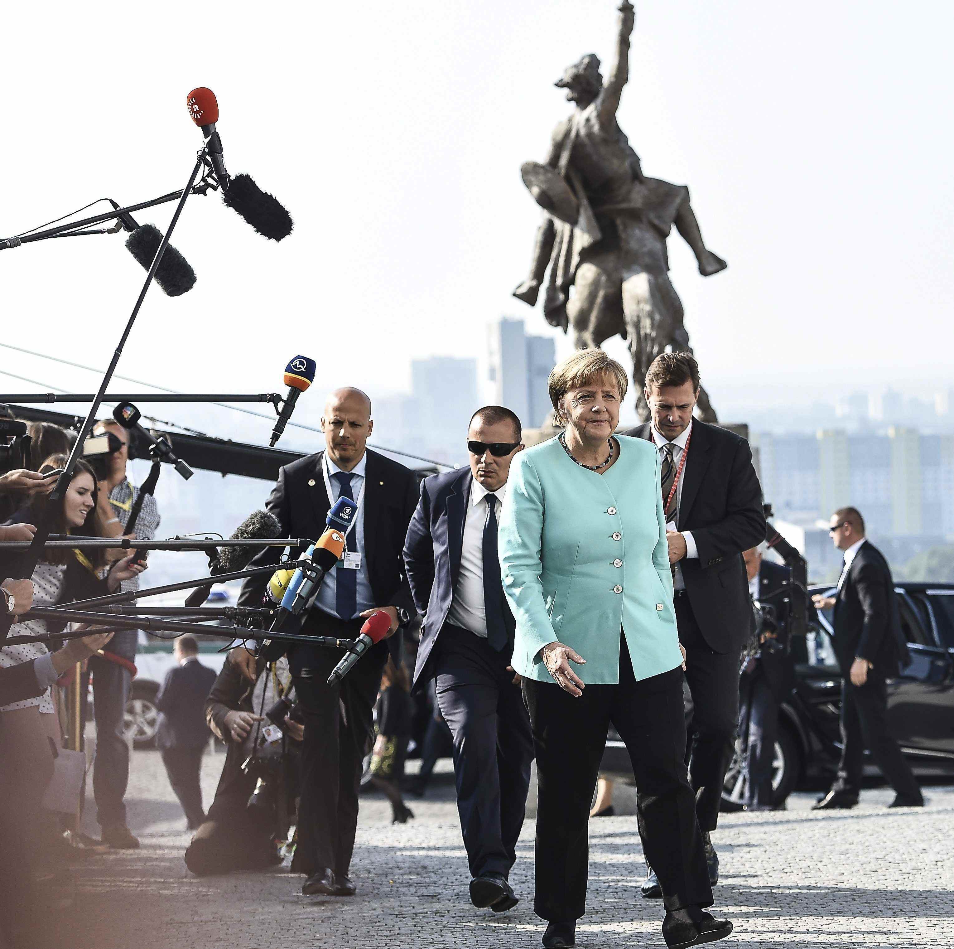 Merkel alerta: "La UE está en una situación crítica"