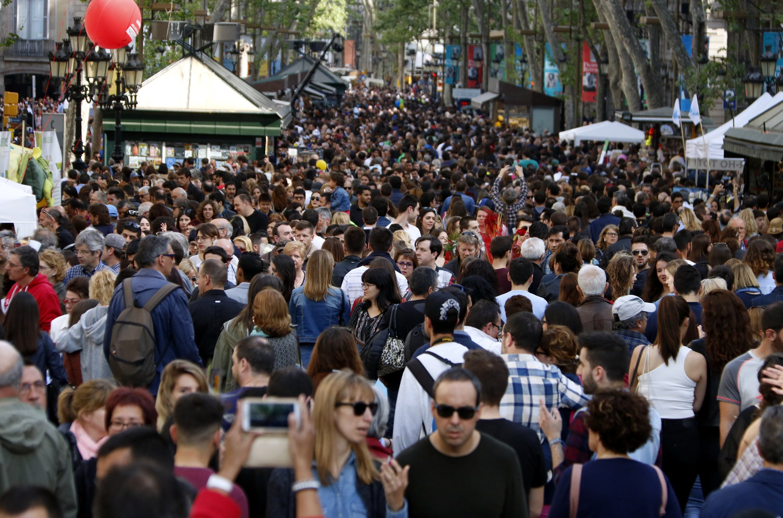 Catalunya sigue liderando la llegada de turistas en el Estado, a pesar de caer un 4,7% en octubre