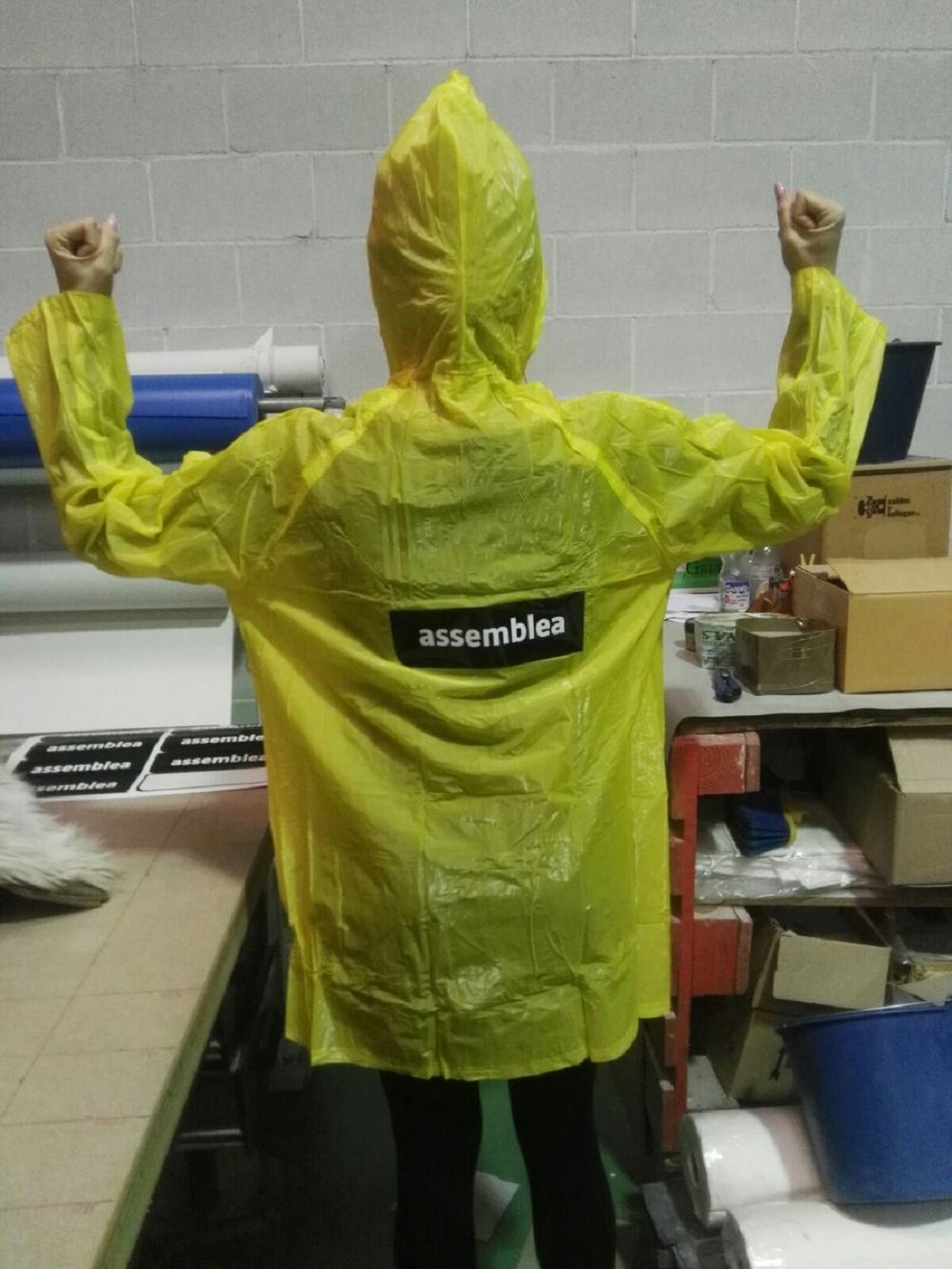 L'ANC reparteix impermeables de color groc per anar a Brussel·les