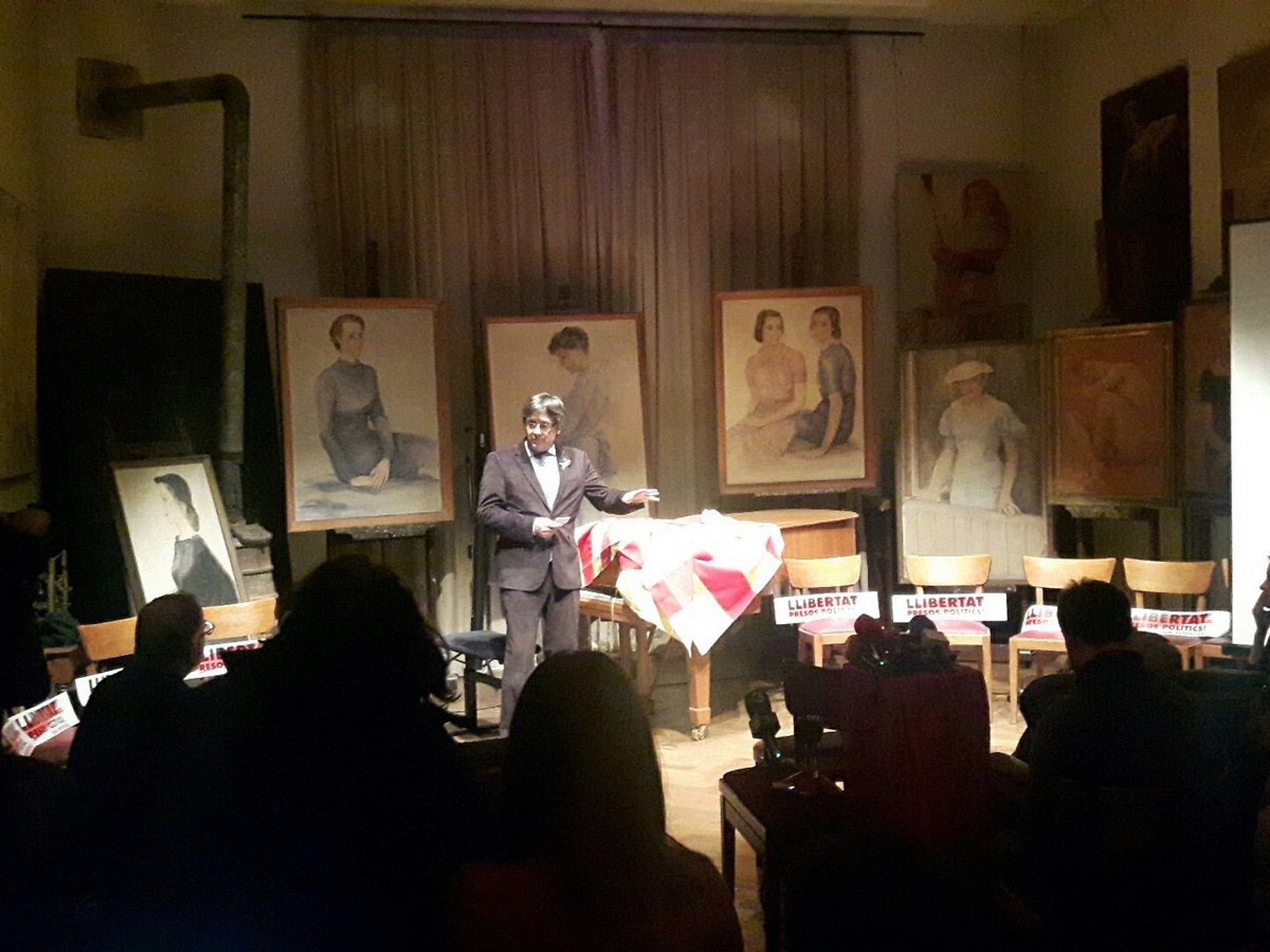 Una família lliura a Puigdemont a Bèlgica la senyera històrica de l'exili algerià