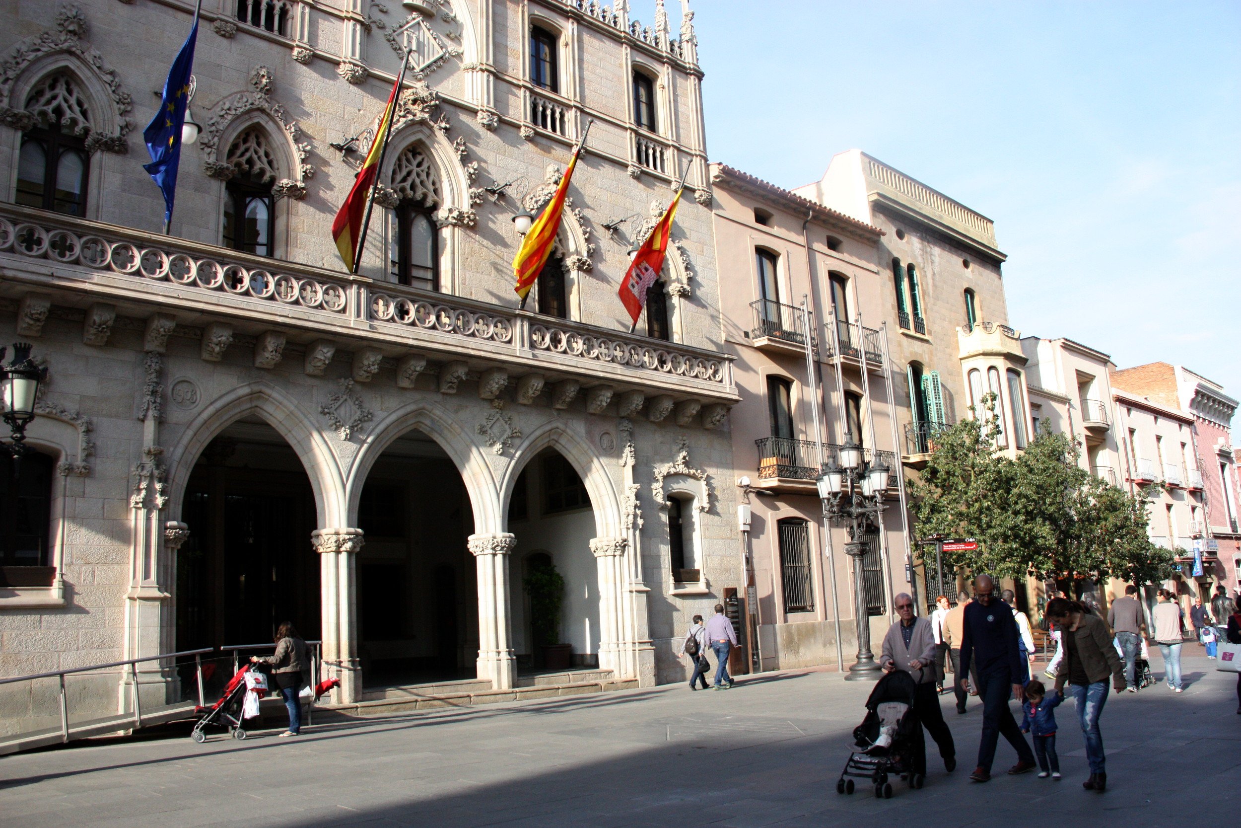 Arran omple Terrassa de pintades feministes