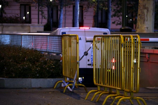 Dos vehicles policials traslladen els primers consellers empresonats / ACN Dos vehicles policials traslladen els primers consellers empresonats / ACN