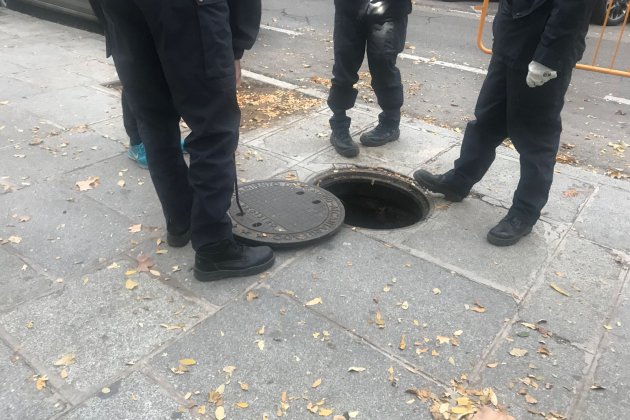 Cossos policials revisen les clavegueres en la declaració de 1-D / GL Cossos policials revisen les clavegueres en la declaració de 1-D / GL
